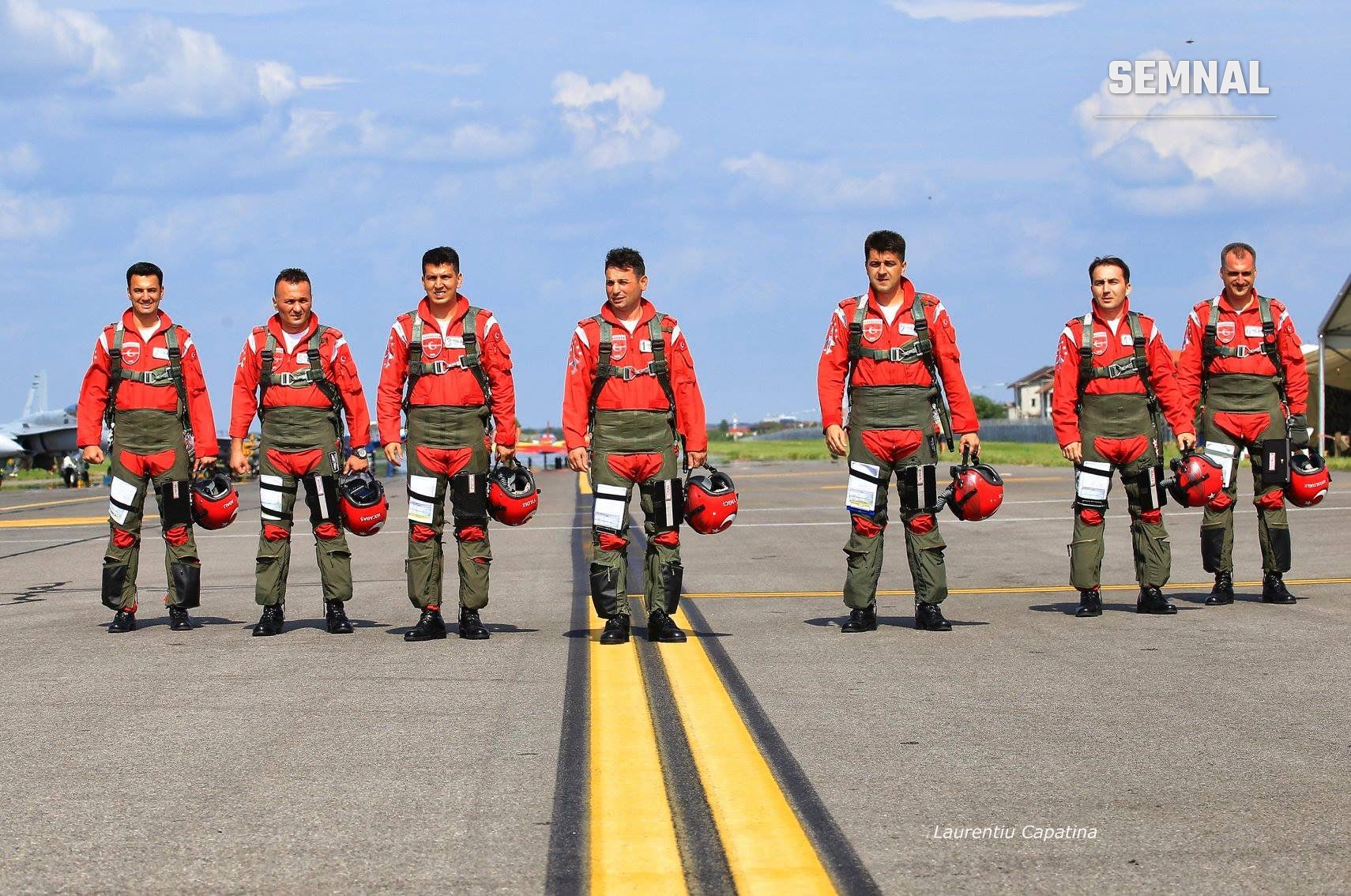 Piloții formației Turkish Stars, în combinezoanele roșii ale echipei, pe pistă înaintea unei demonstrații aeriene