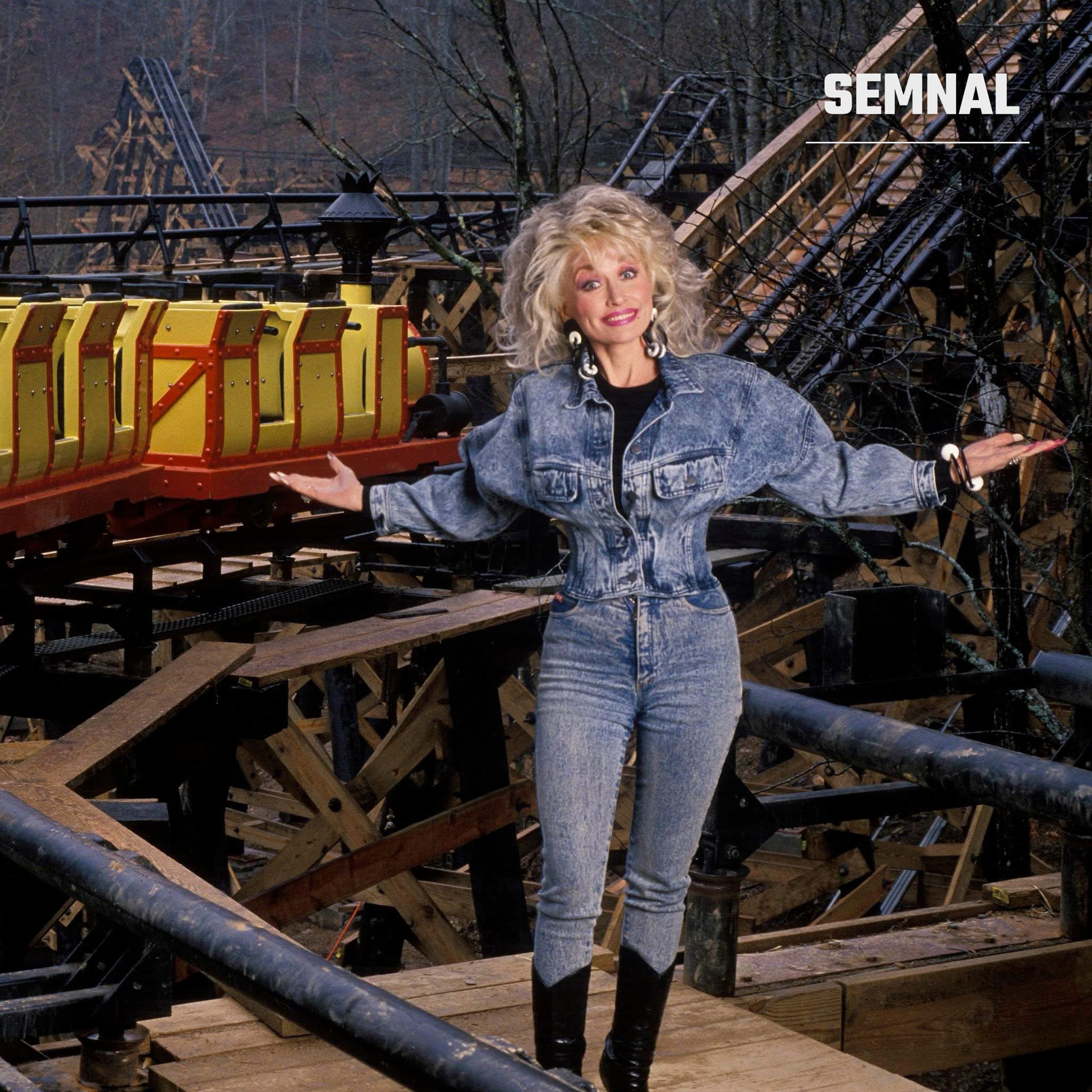 Dolly Parton pozând pe șinele unui montagne russe din lemn, în perioada extinderii parcului Dollywood