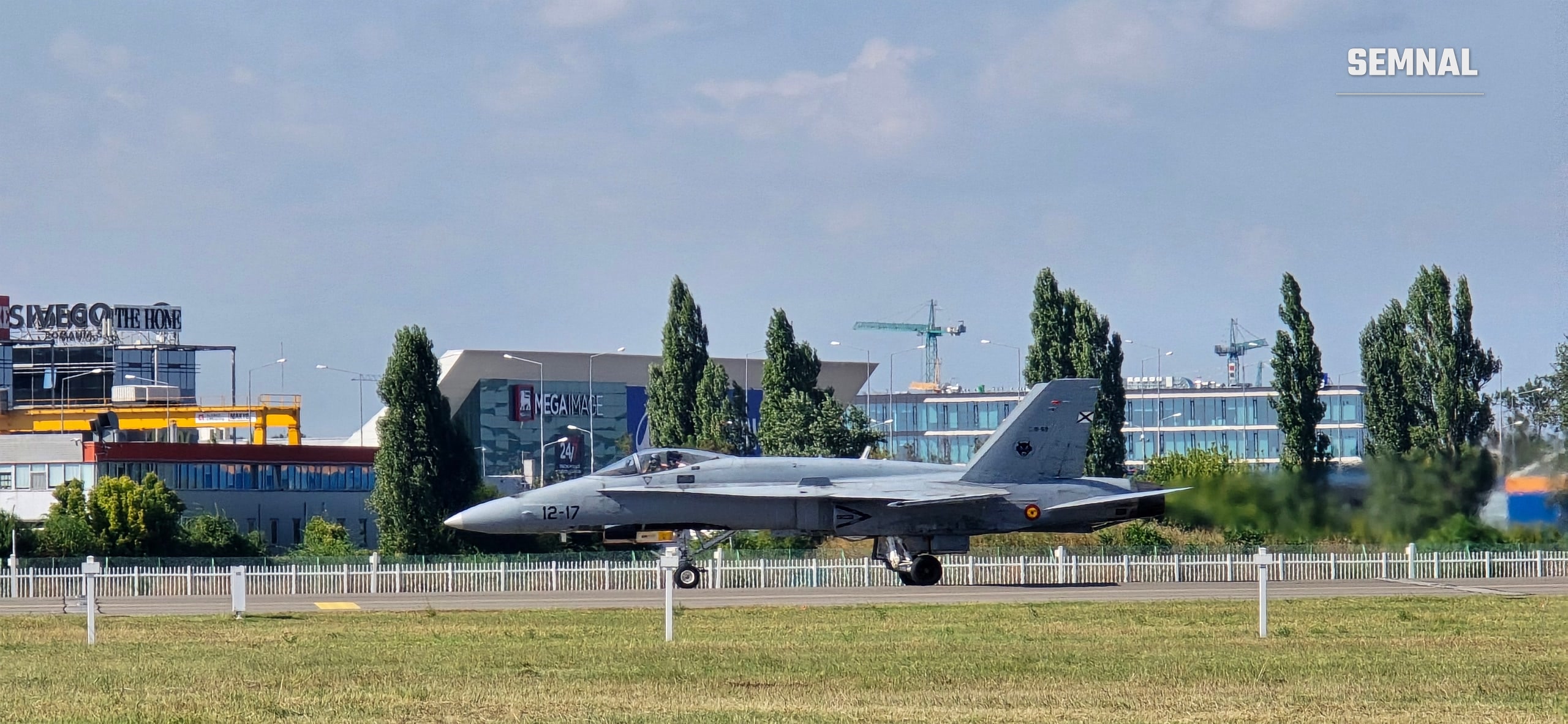 F/A-18 Hornet spaniol cu codul de bord 12-17, rulând pe pista Aeroportului Băneasa înaintea antrenamentului de la BIAS 2026