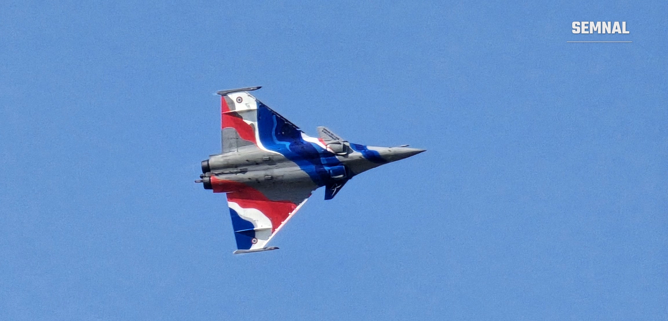 Rafale Solo Display în viraj deasupra Aeroportului Băneasa, cu livreaua albastru-alb-roșu la vedere