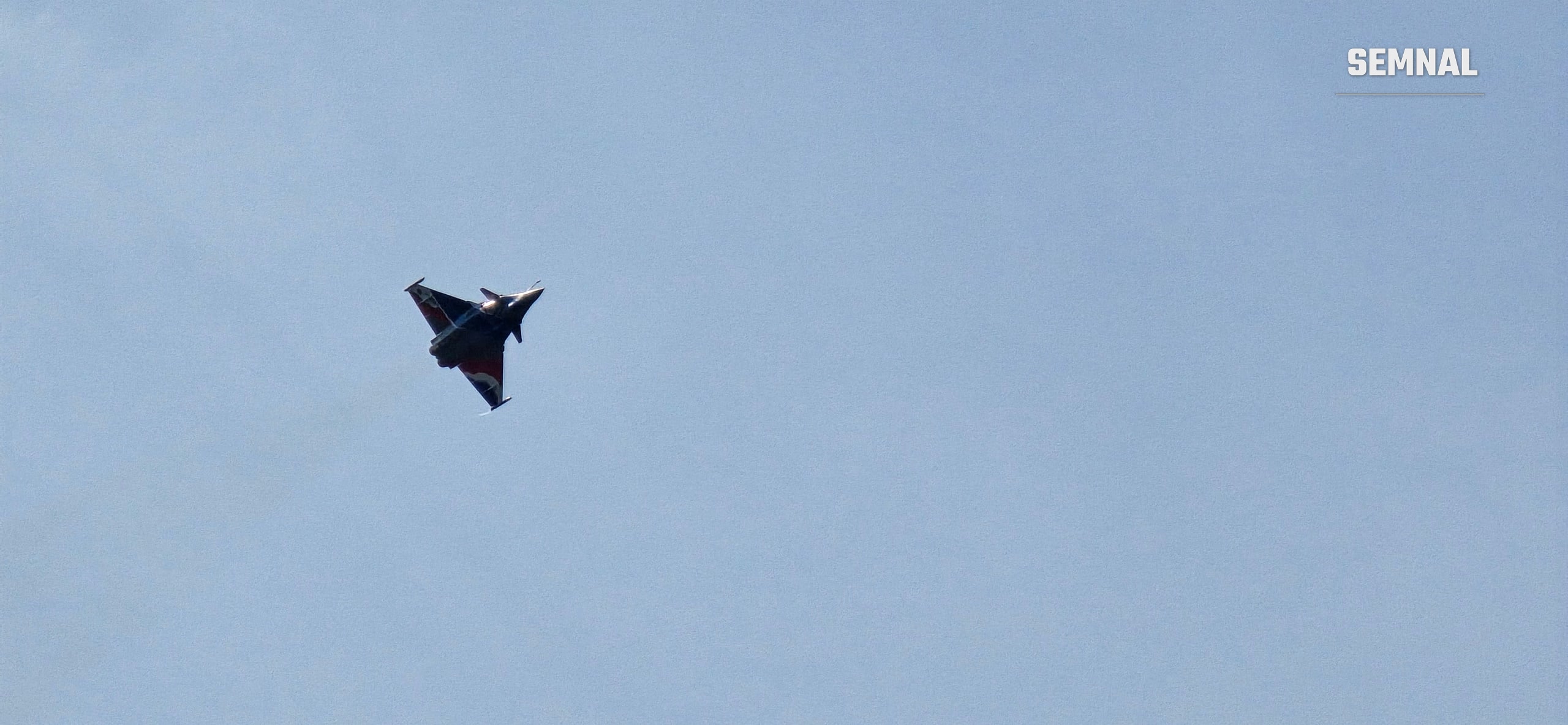 Rafale, siluetă în delta, la altitudine, deasupra Bucureștiului