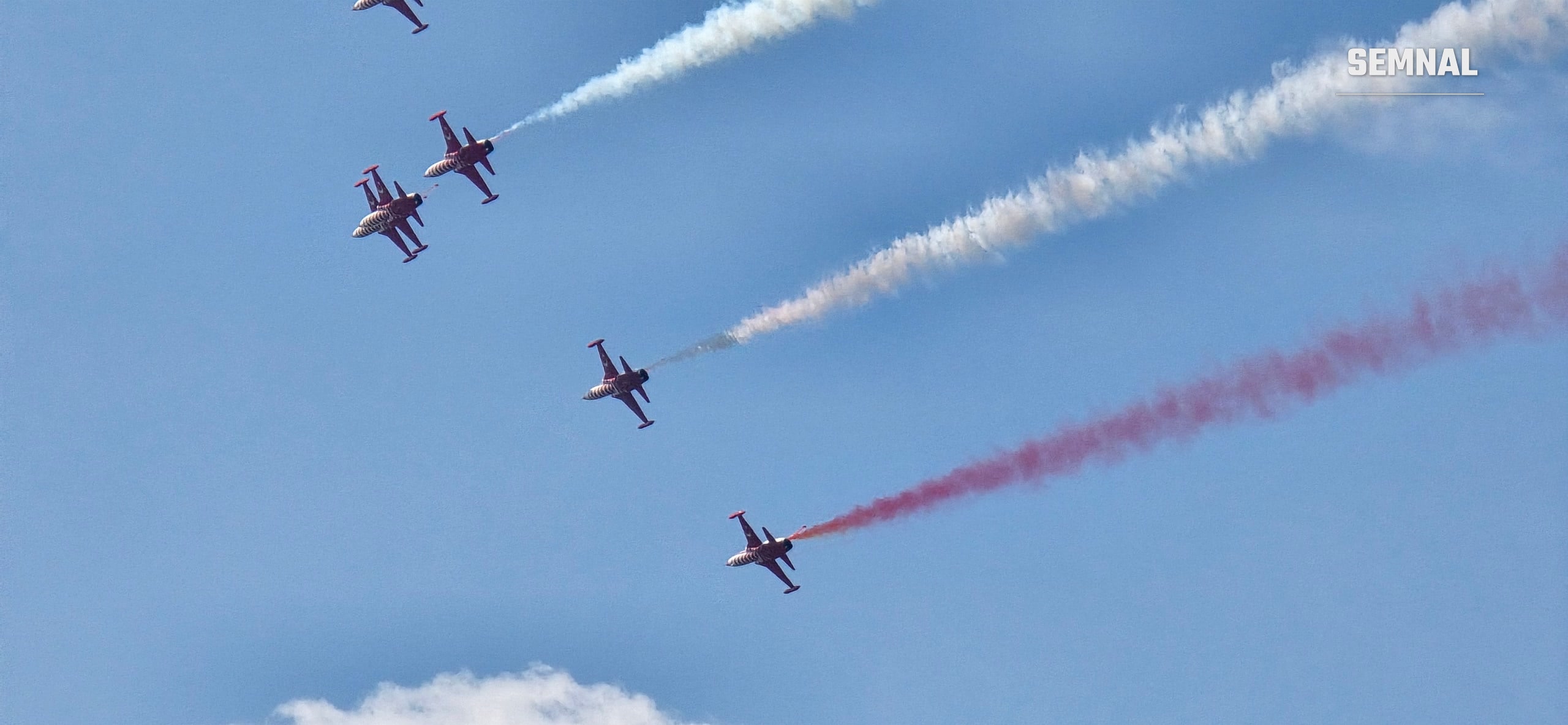 Cinci NF-5 în formație eșalonată, în timpul antrenamentului oficial de la BIAS 2026