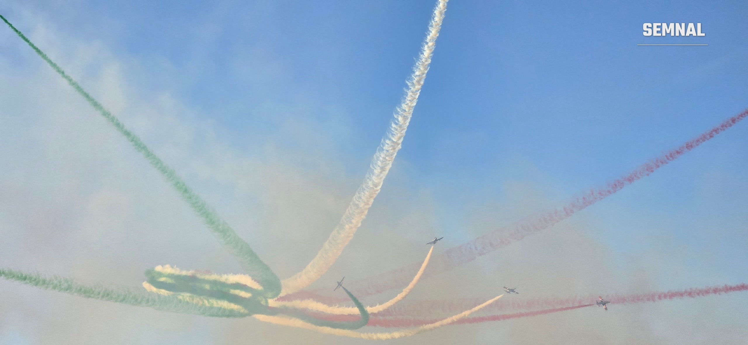 Trenele tricolore se întretaie deasupra pistei de la Băneasa