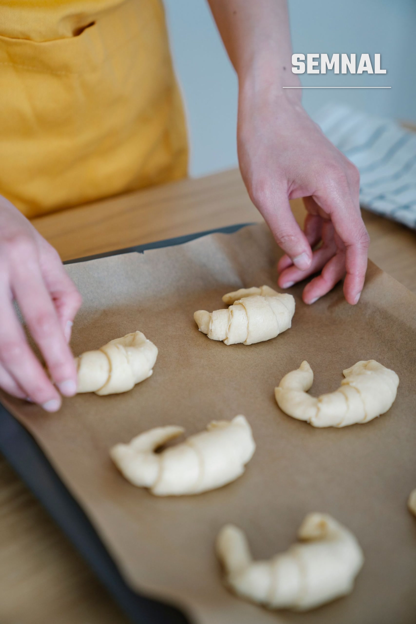 Cofetar pregătind produse de patiserie, ilustrație pentru disputa merdenea versus croissant