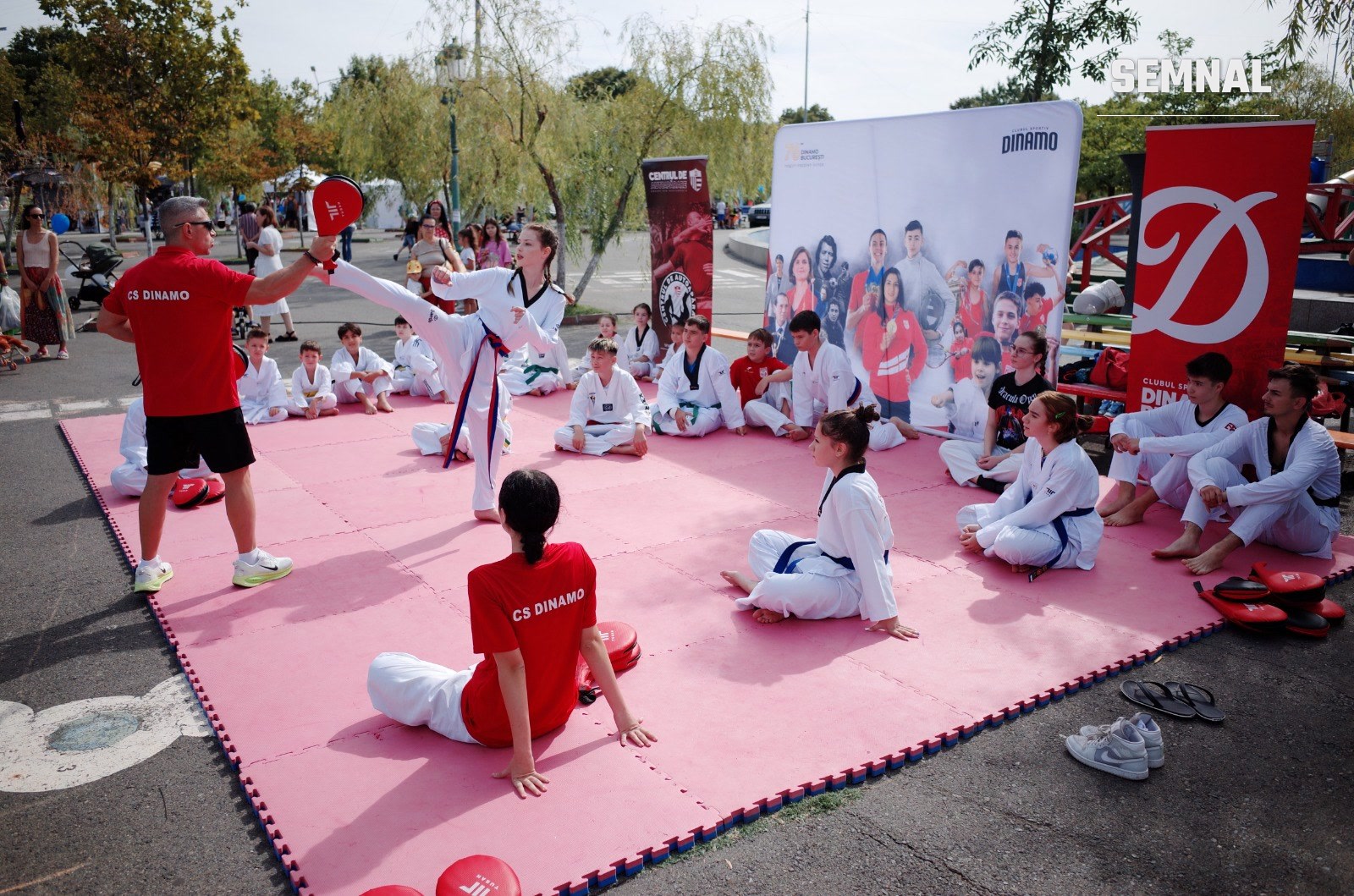Demonstrație de taekwondo cu tineri sportivi de la Clubul Sportiv Dinamo București