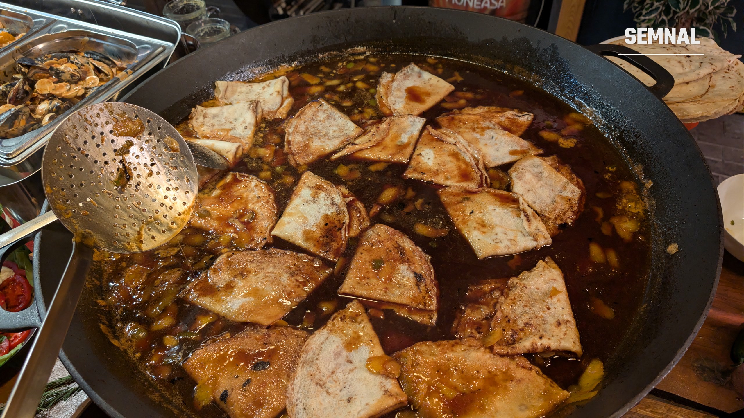 Preparat lucrat lent, direct pe foc, la unul dintre popasurile gastronomice