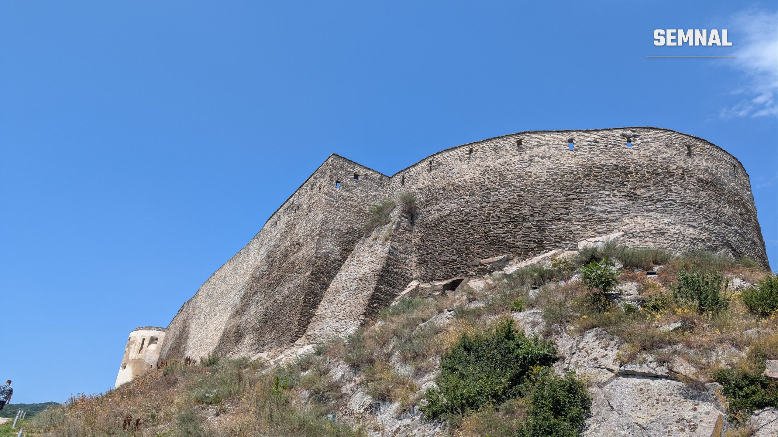 Zidurile Cetății Devei, văzute de la baza dealului