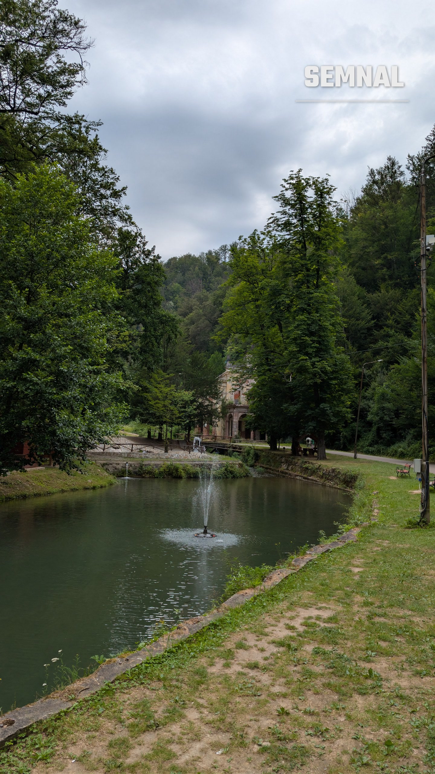 Lacul cu fântână arteziană din Moneasa, dimineața