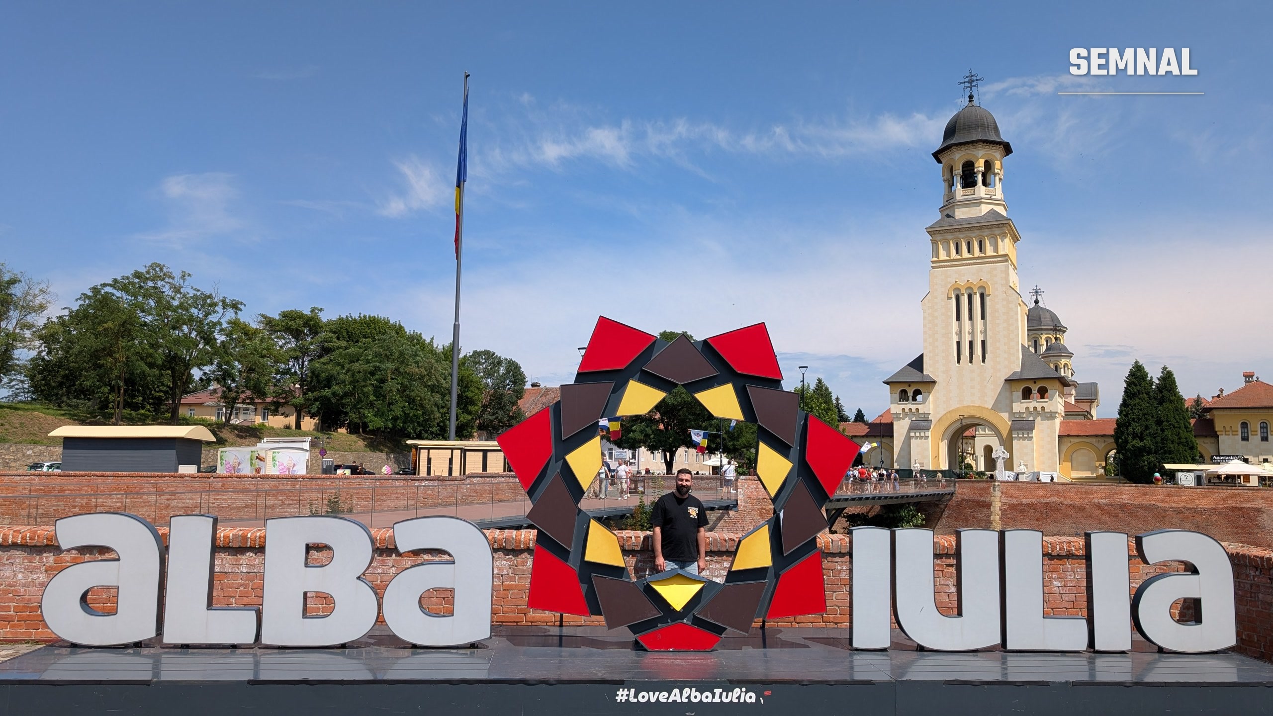 Un coleg din echipa Semnal, la indicatorul Alba Iulia, cu Catedrala Reîntregirii în fundal