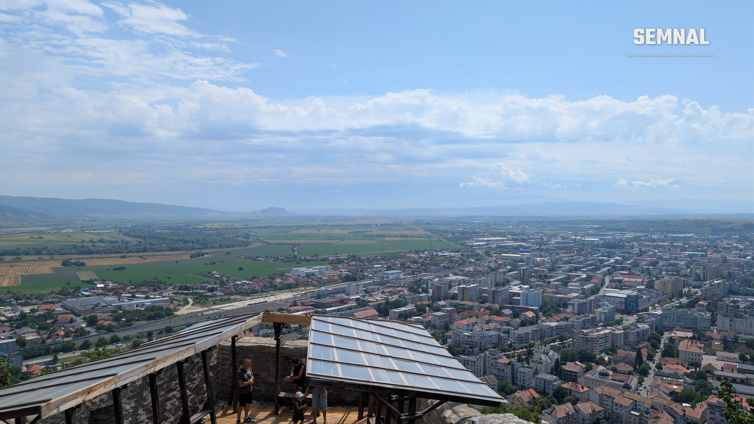 Panoramă largă asupra văii, de pe platforma de observație a cetății