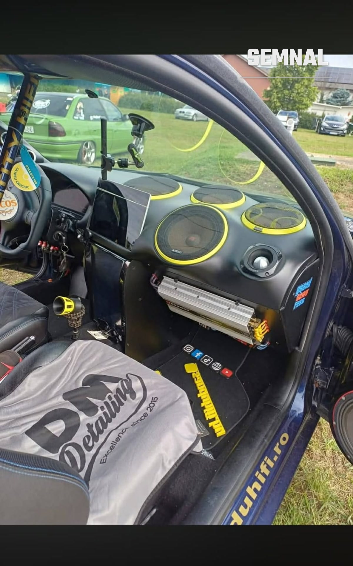 Bordul Golfului 4, refăcut complet pentru a găzdui difuzoarele de midbass și tweeterele de competiție, cu amplificatorul montat în consola centrală