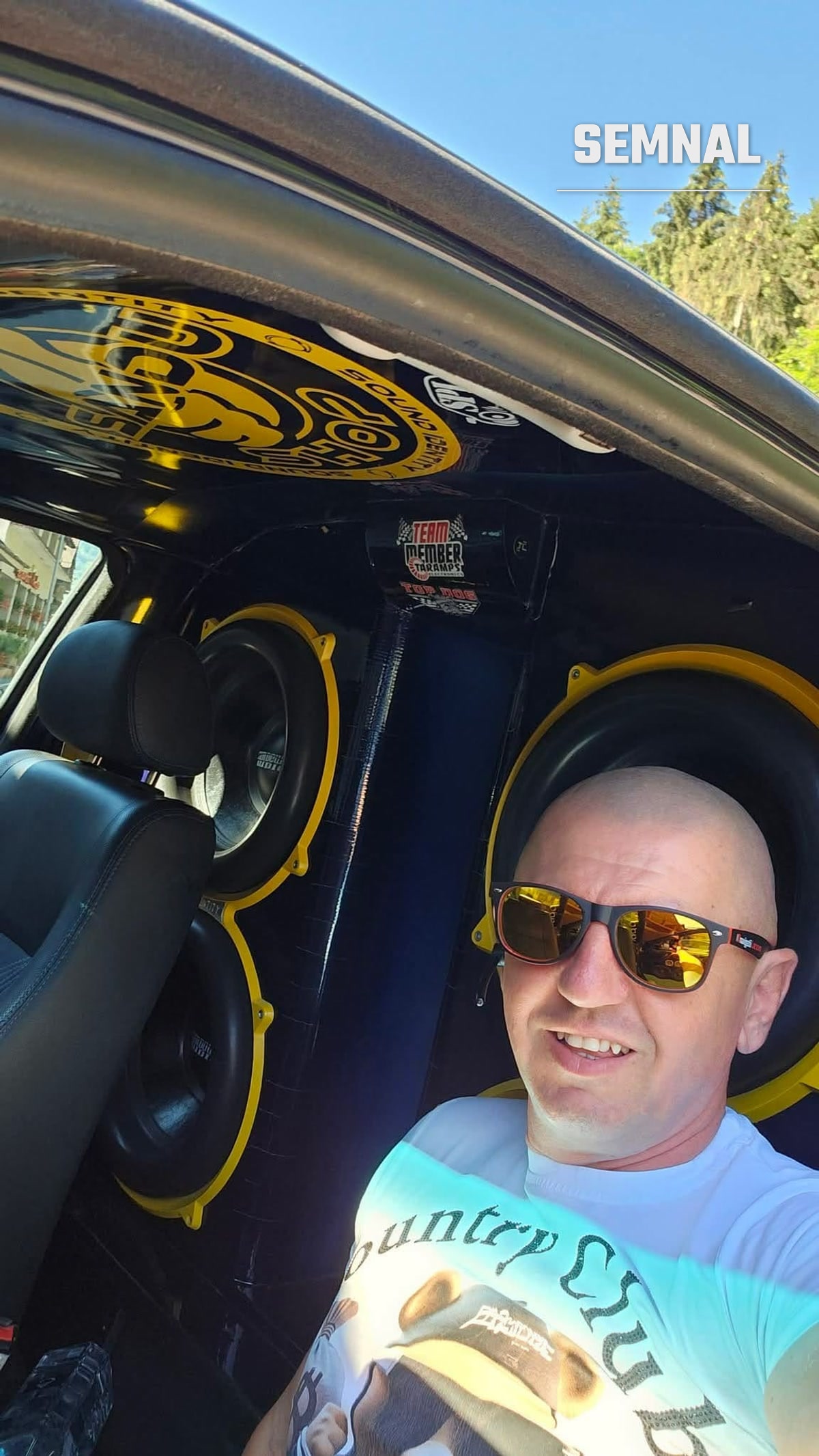 Sandu Vancea la volanul Golfului 4 pregătit pentru competiții de car audio, cu subwooferele Sundown montate în habitaclu