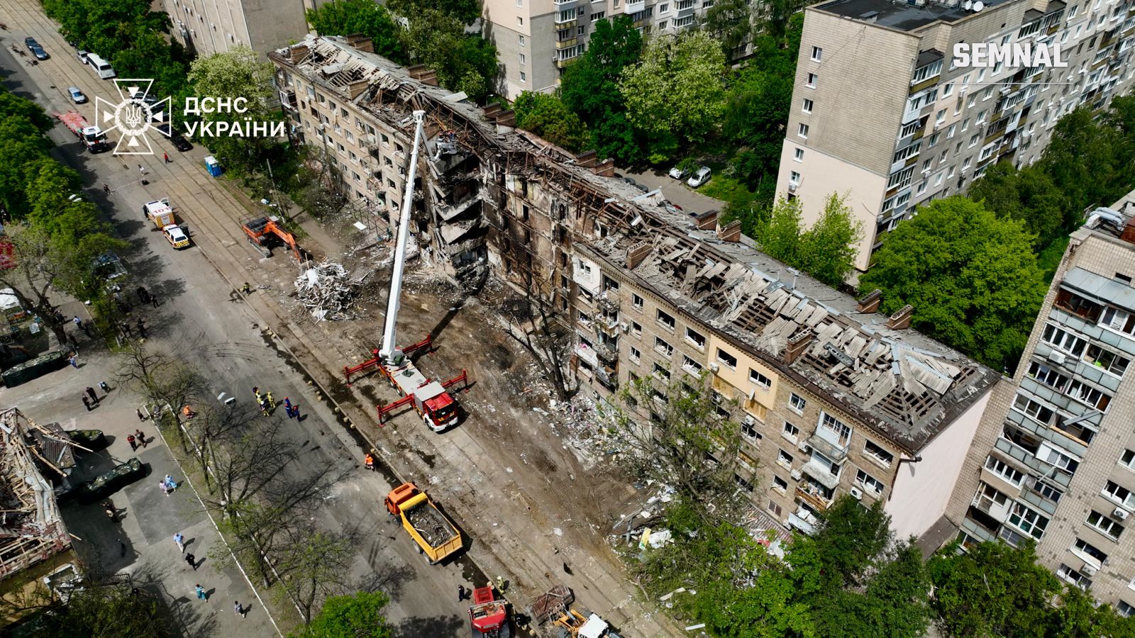 Clădire de locuit din Kiev avariată de un atac rusesc cu rachete și drone, fotografiată de Serviciul de Stat pentru Situații de Urgență al Ucrainei