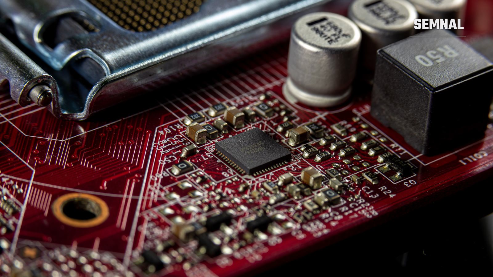 Detaliu macro al unei plăci de circuite cu microcipuri și componente electronice negre, ilustrând un accelerator de calcul folosit în sisteme de inteligență artificială