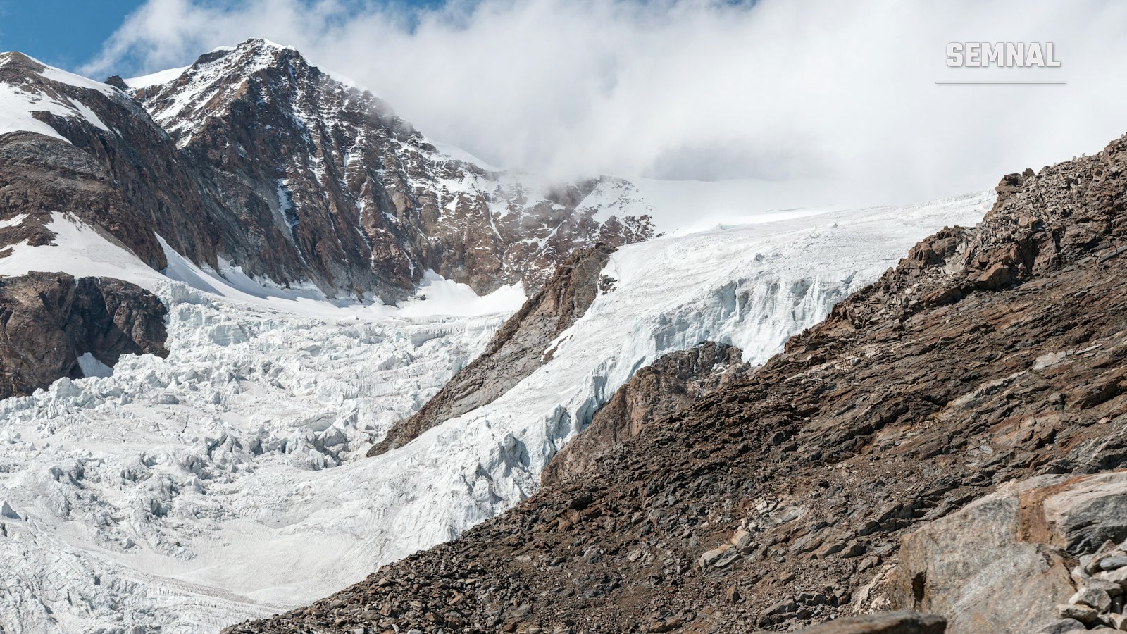 Peisaj montan din Monte Rosa, Italia, cu stânci golașe și ghețar în fundal, sub cer senin