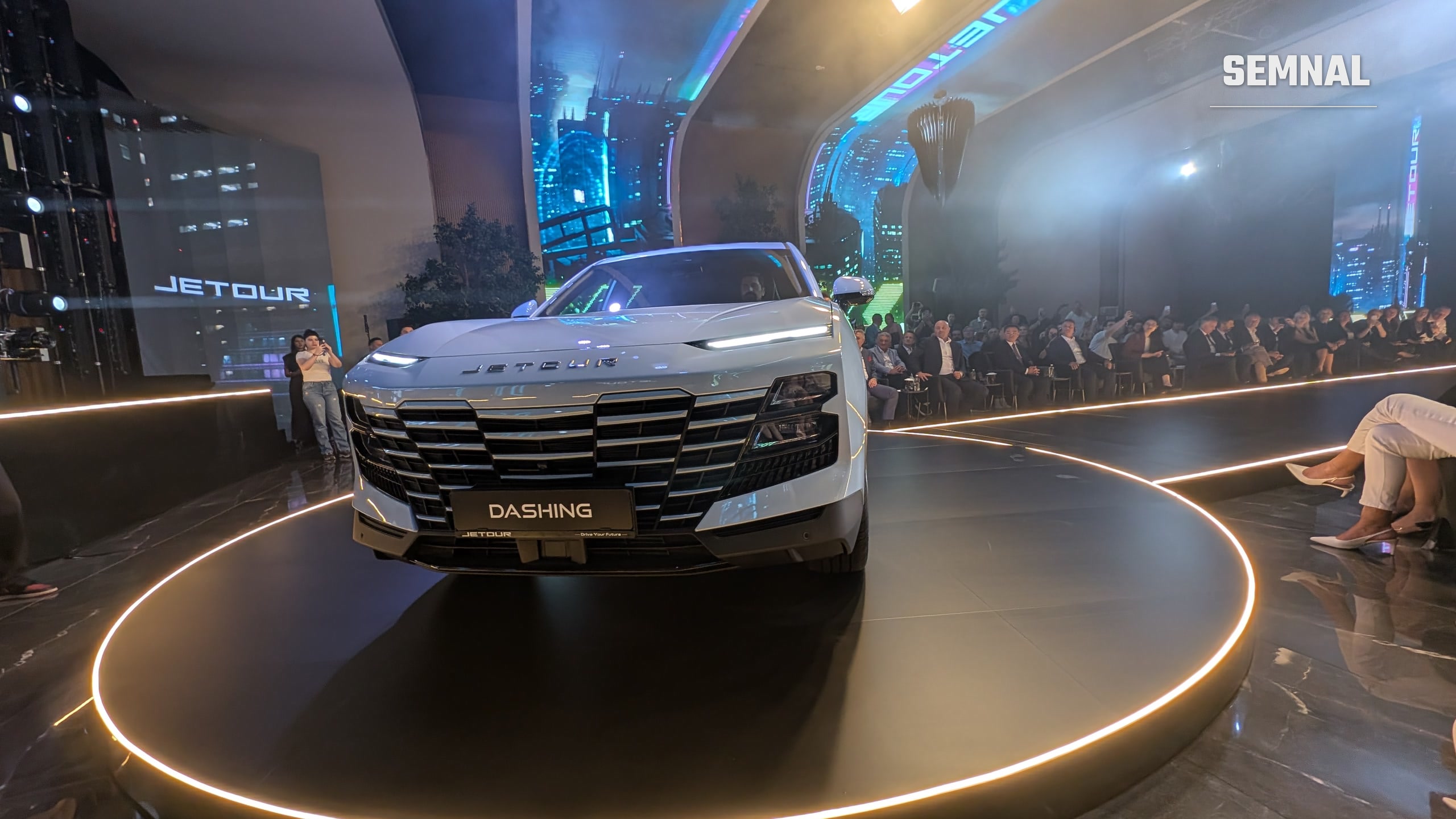 Dashing, prezentat pe scenă într-un decor futurist