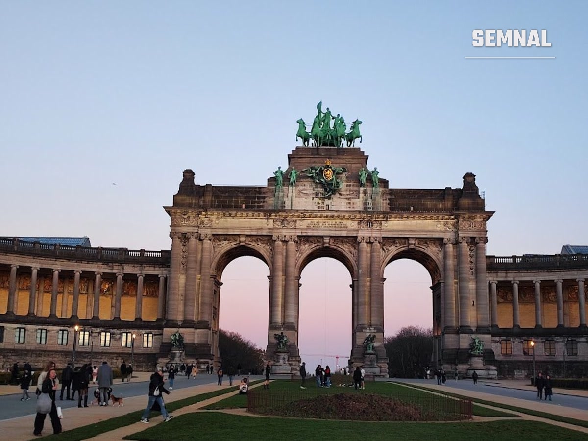Parcul Cinquantenaire oferă spațiu și perspectivă după aglomerația centrului