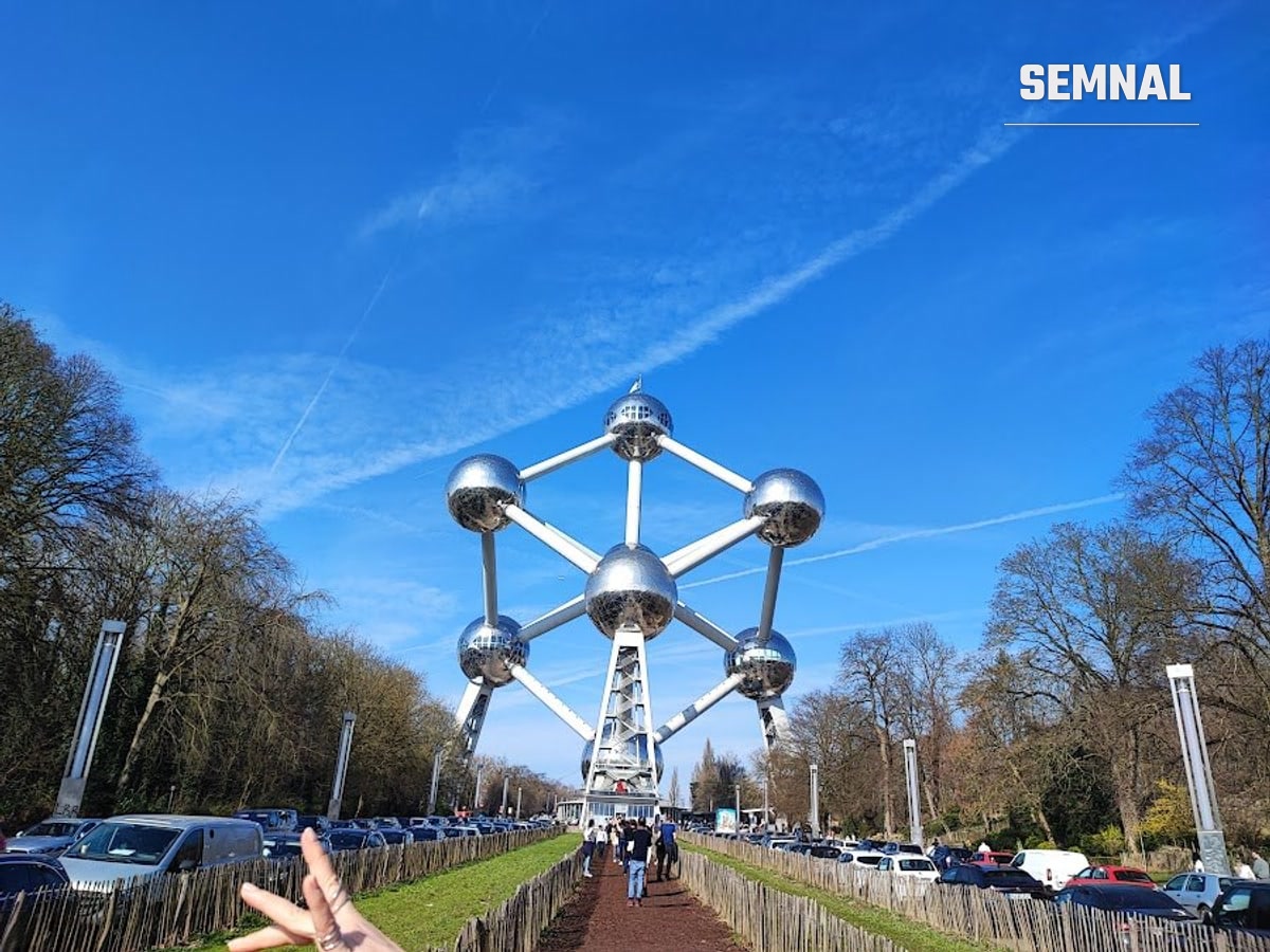Atomium într-o zi senină de martie