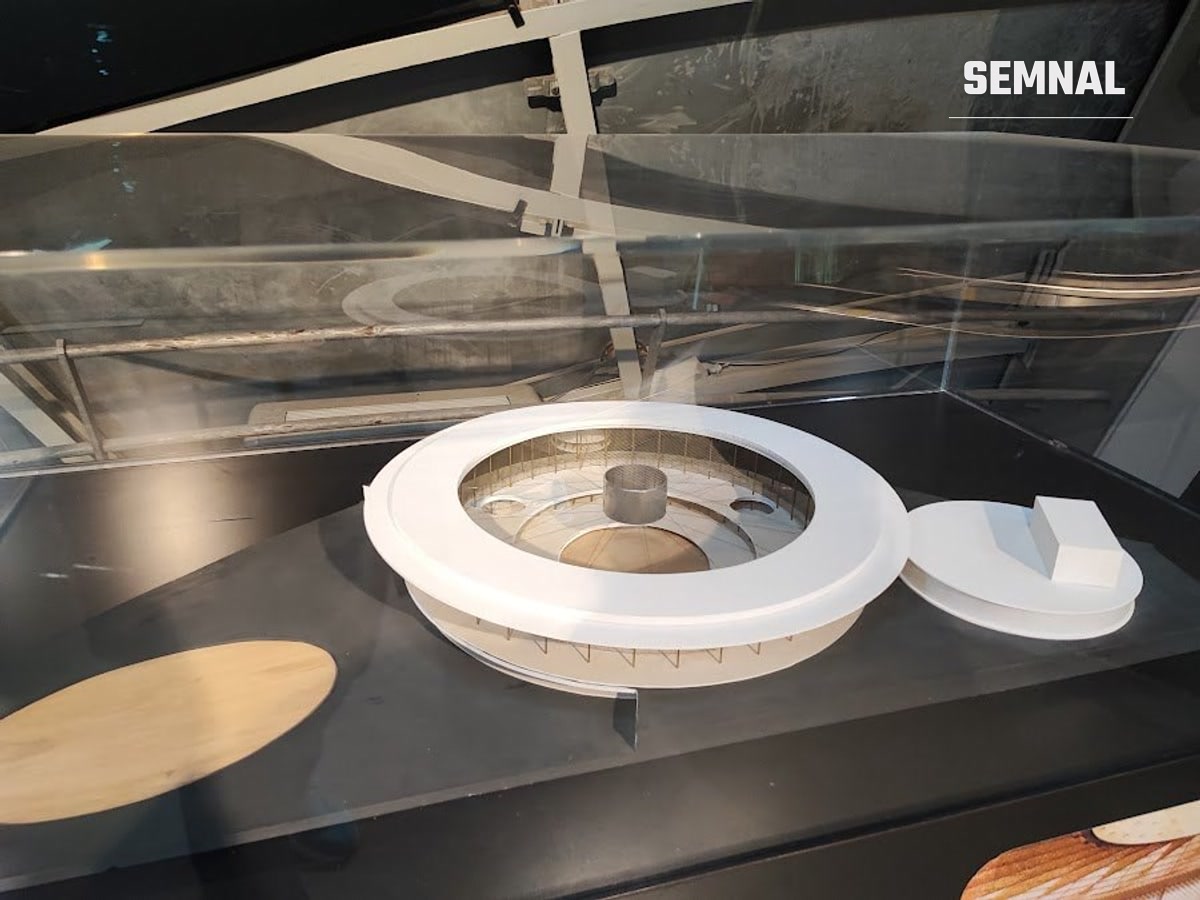 O machetă expusă în interiorul Atomium, parte din expozițiile permanente