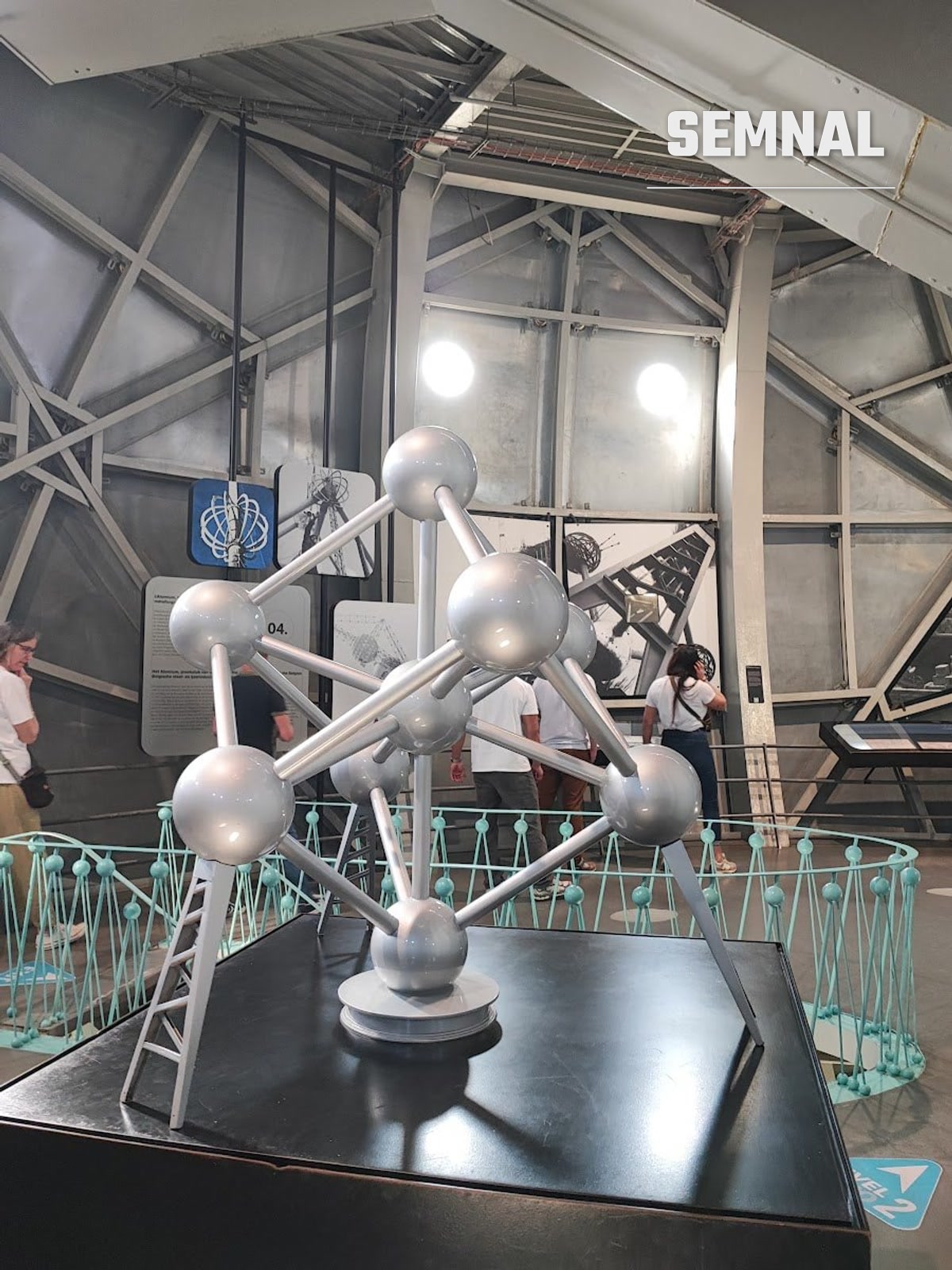 Obiect expus într-un muzeu din zona Atomium, dedicat designului și expozițiilor temporare