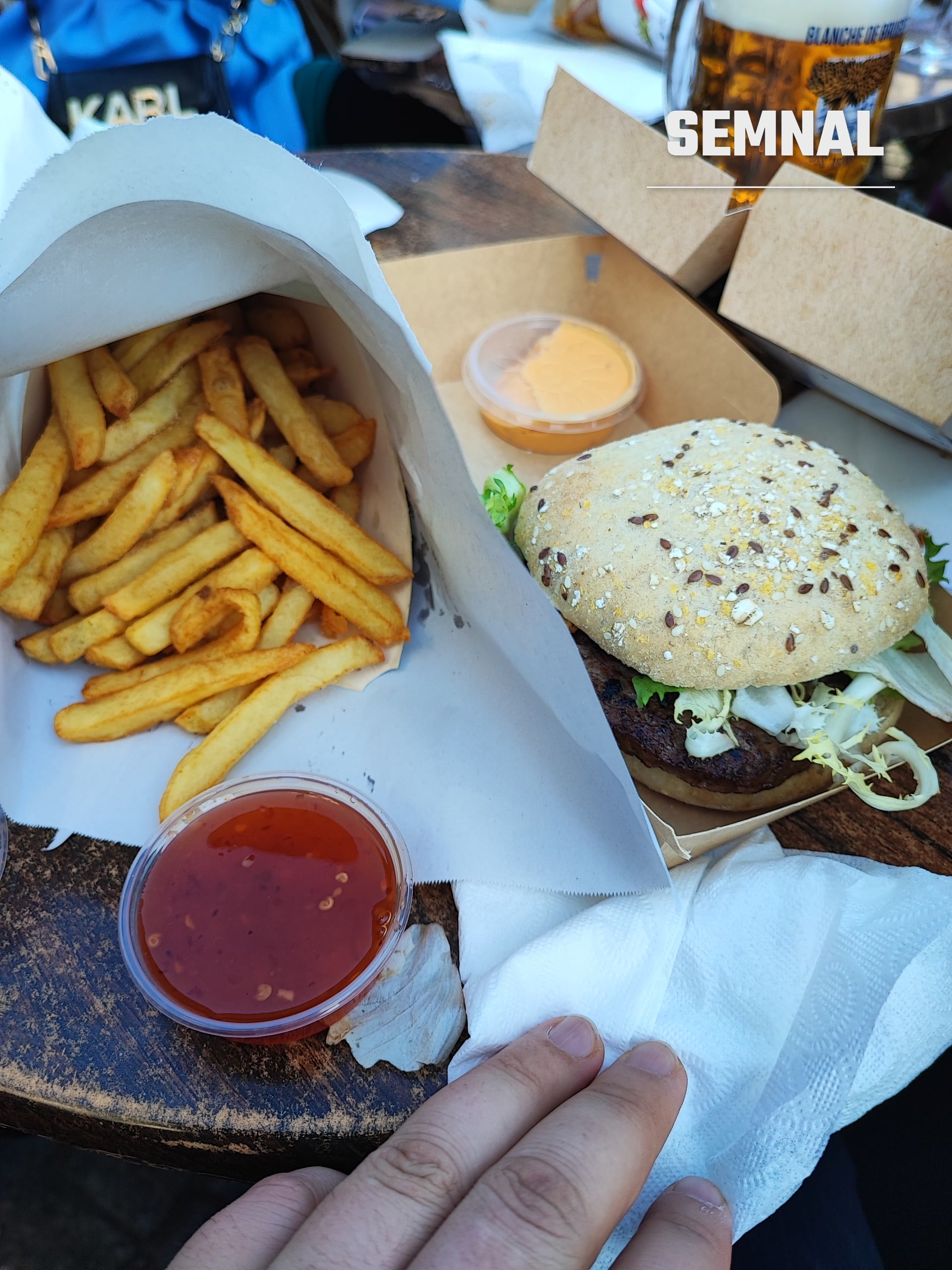 Cartofii de la Maison Antoine, mâncați la terasa The First, alături de un burger și o bere comandate acolo
