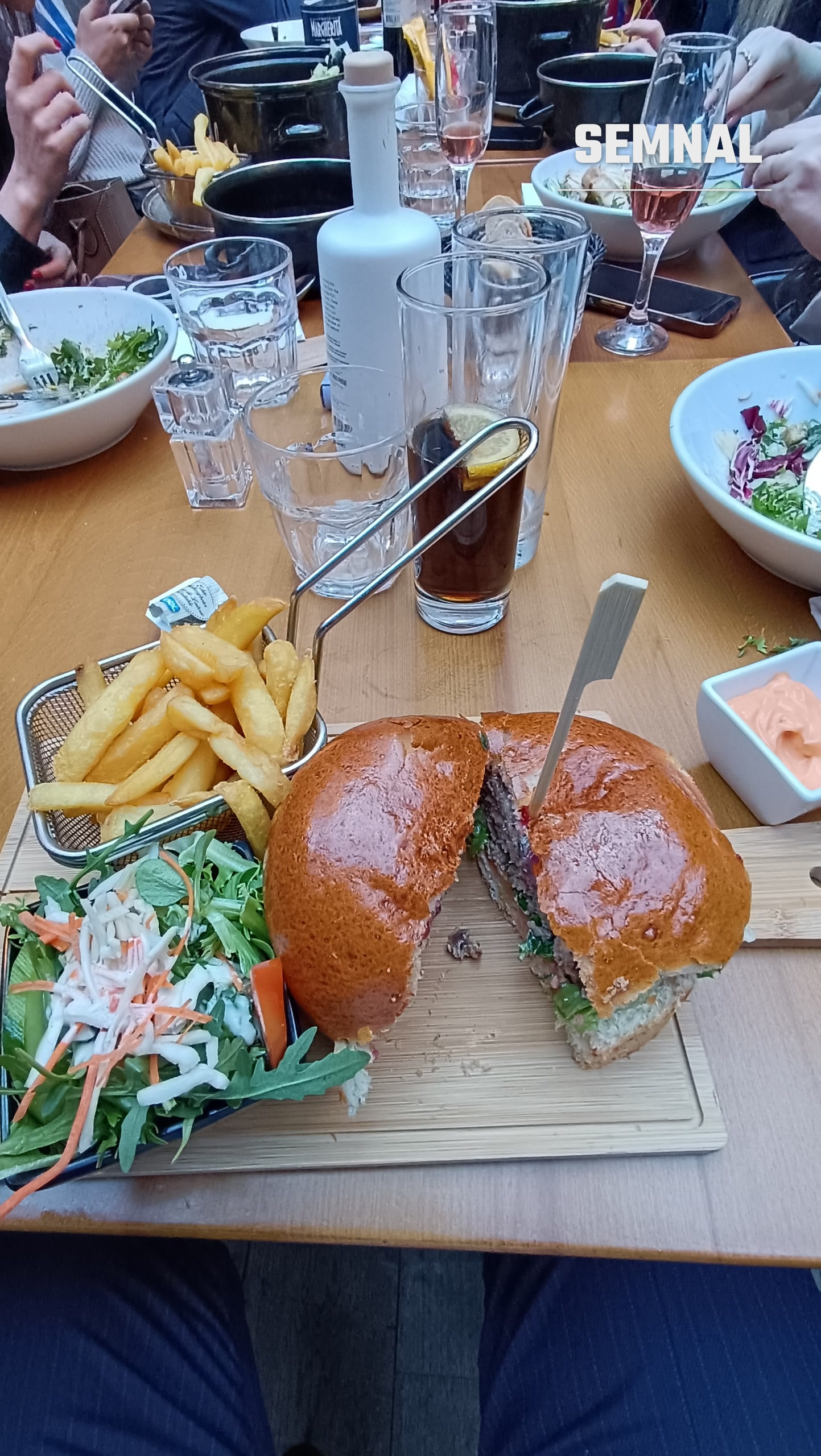 Burgerul propriu al terasei The First, cu cartofi și salată, comandat separat de Maison Antoine
