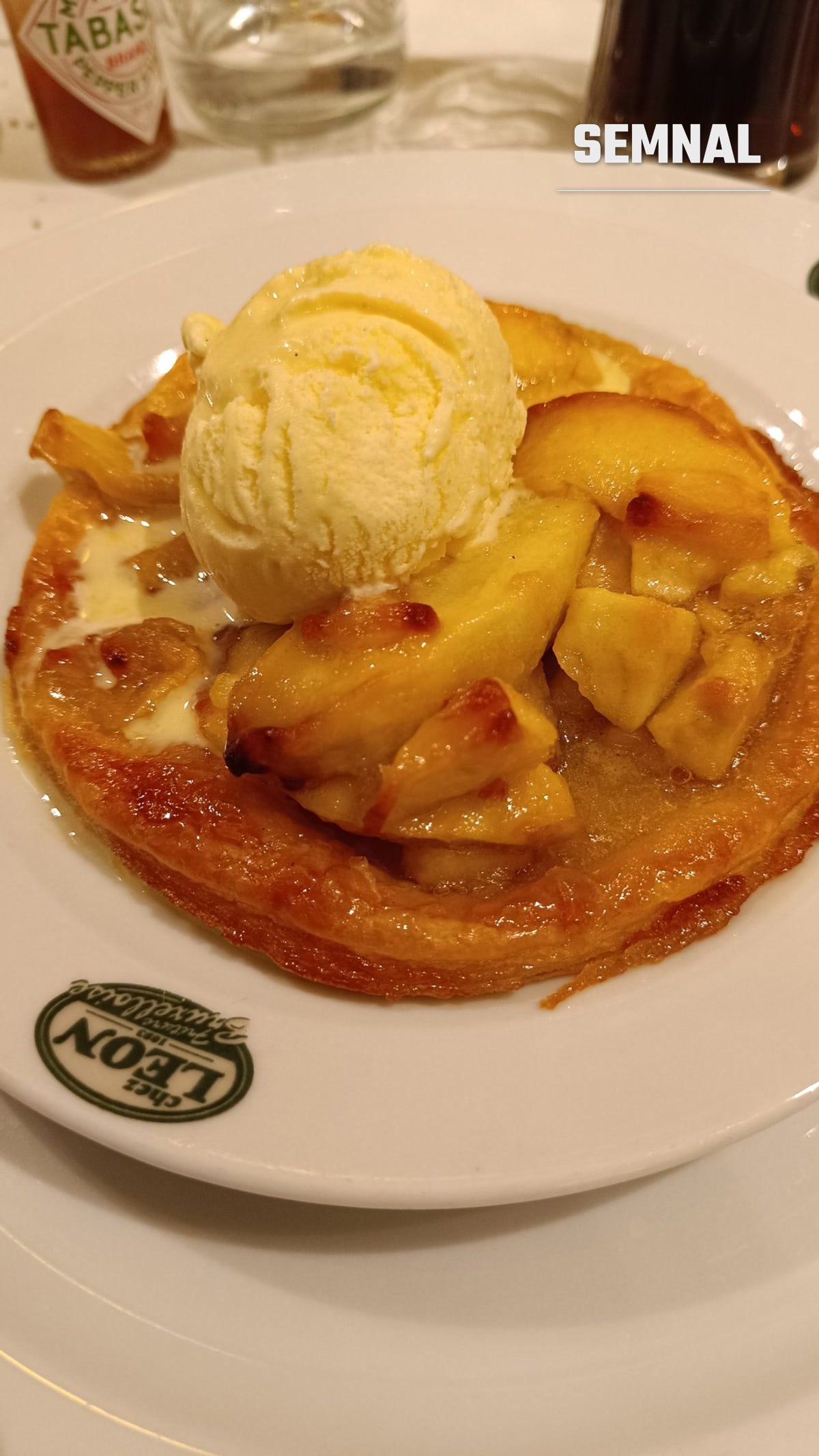 Gofră cu fructe și înghețată — o versiune de desert, nu singura formă în care se servește
