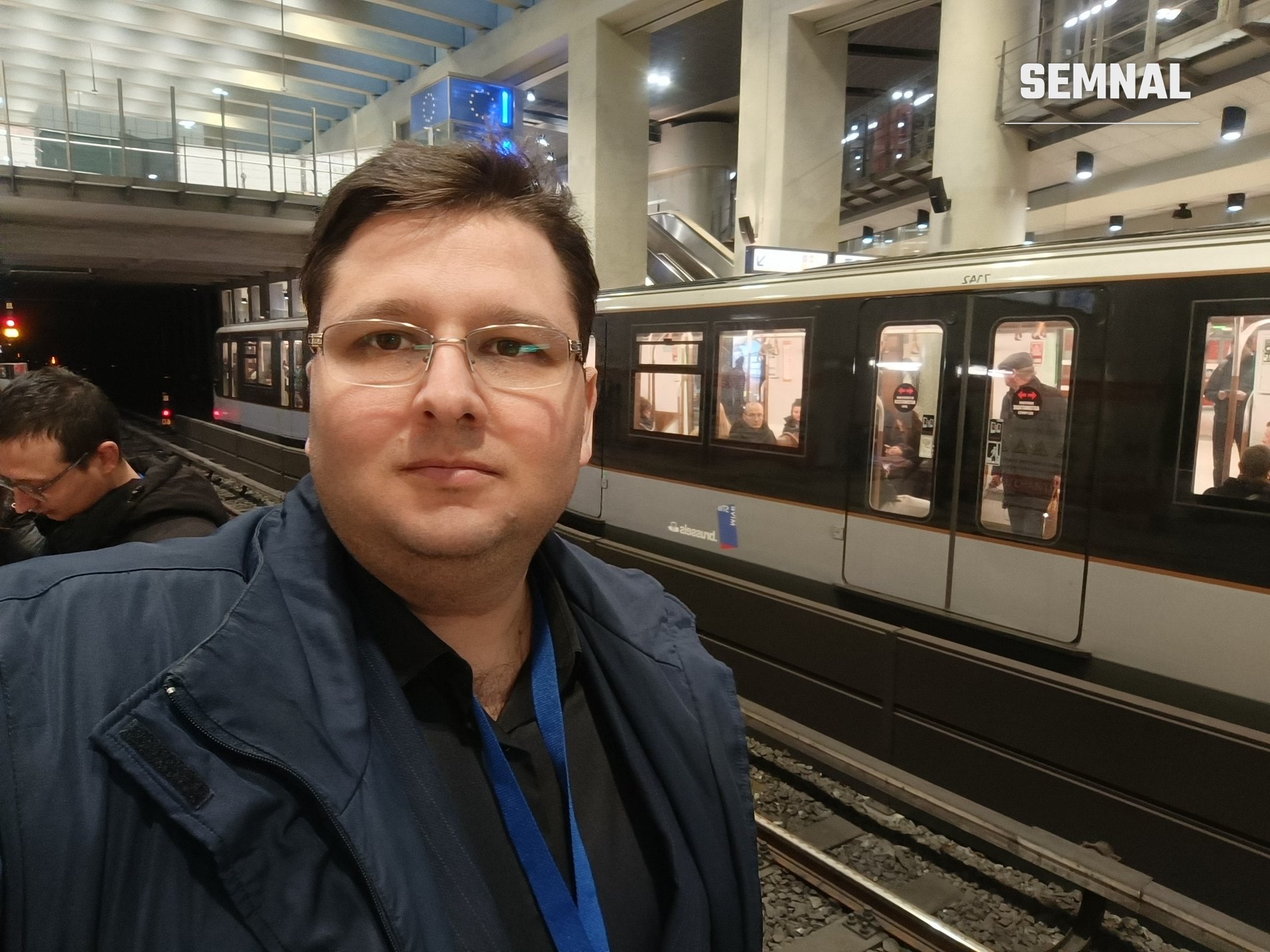Tren de metrou oprit la peron în Bruxelles