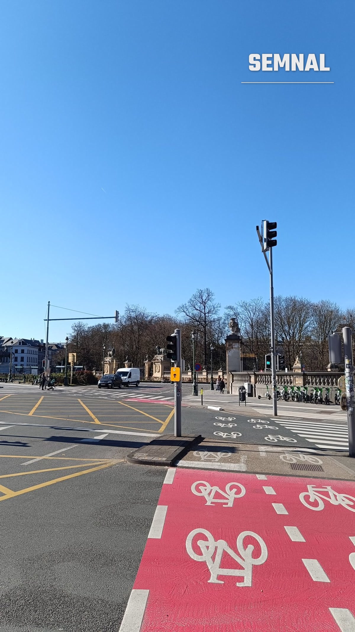 Pistă de biciclete marcată clar pe o arteră din Bruxelles