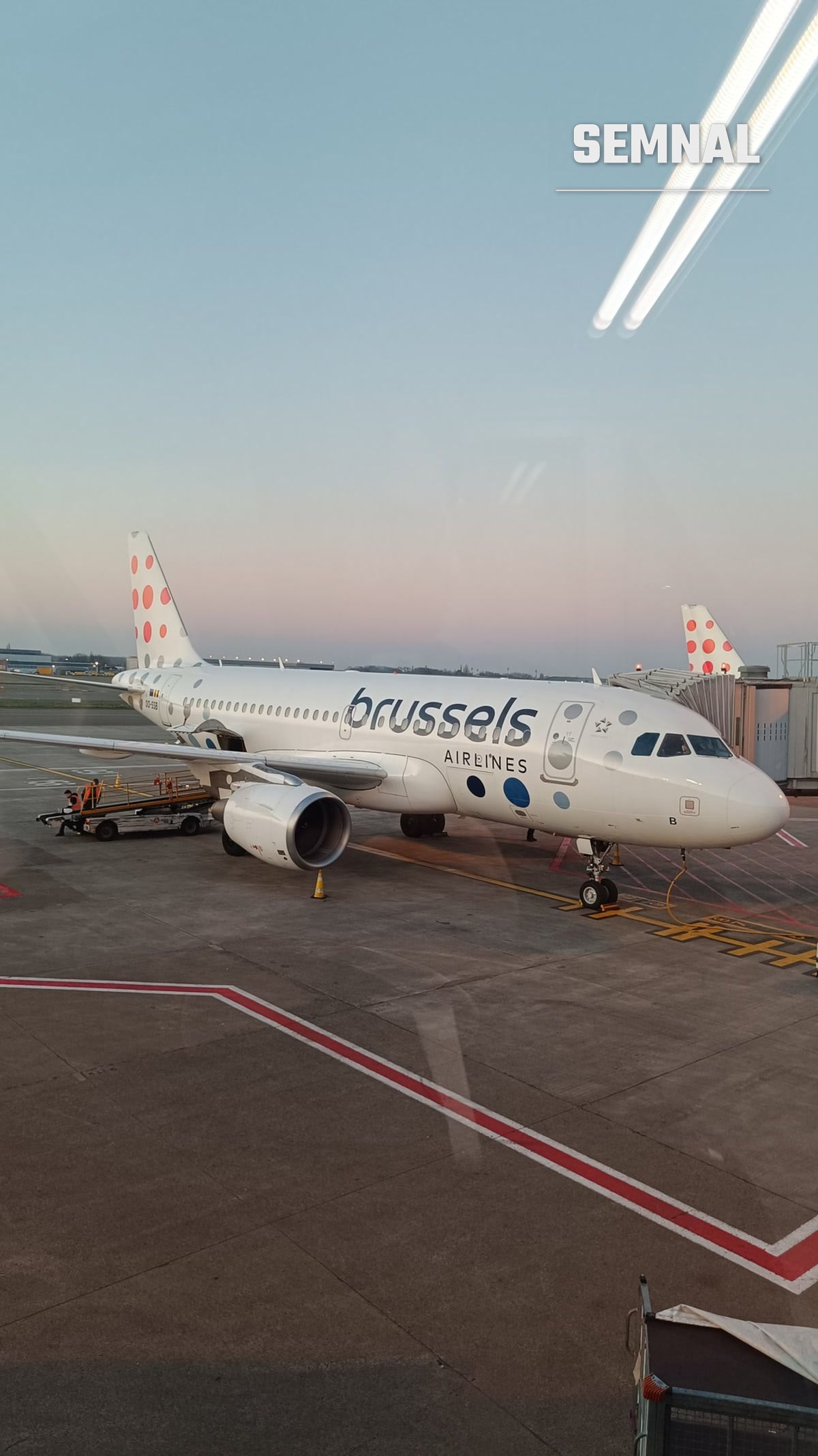 Aeronava văzută la Brussels Airport înaintea transferului feroviar