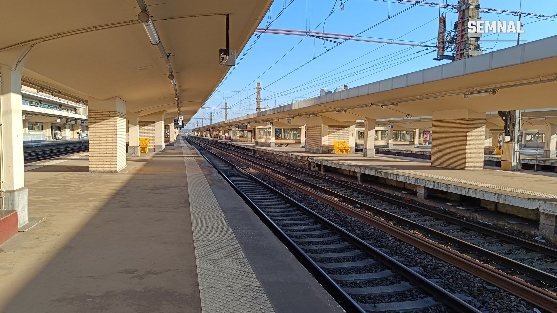 Peron și infrastructură feroviară în timpul călătoriei