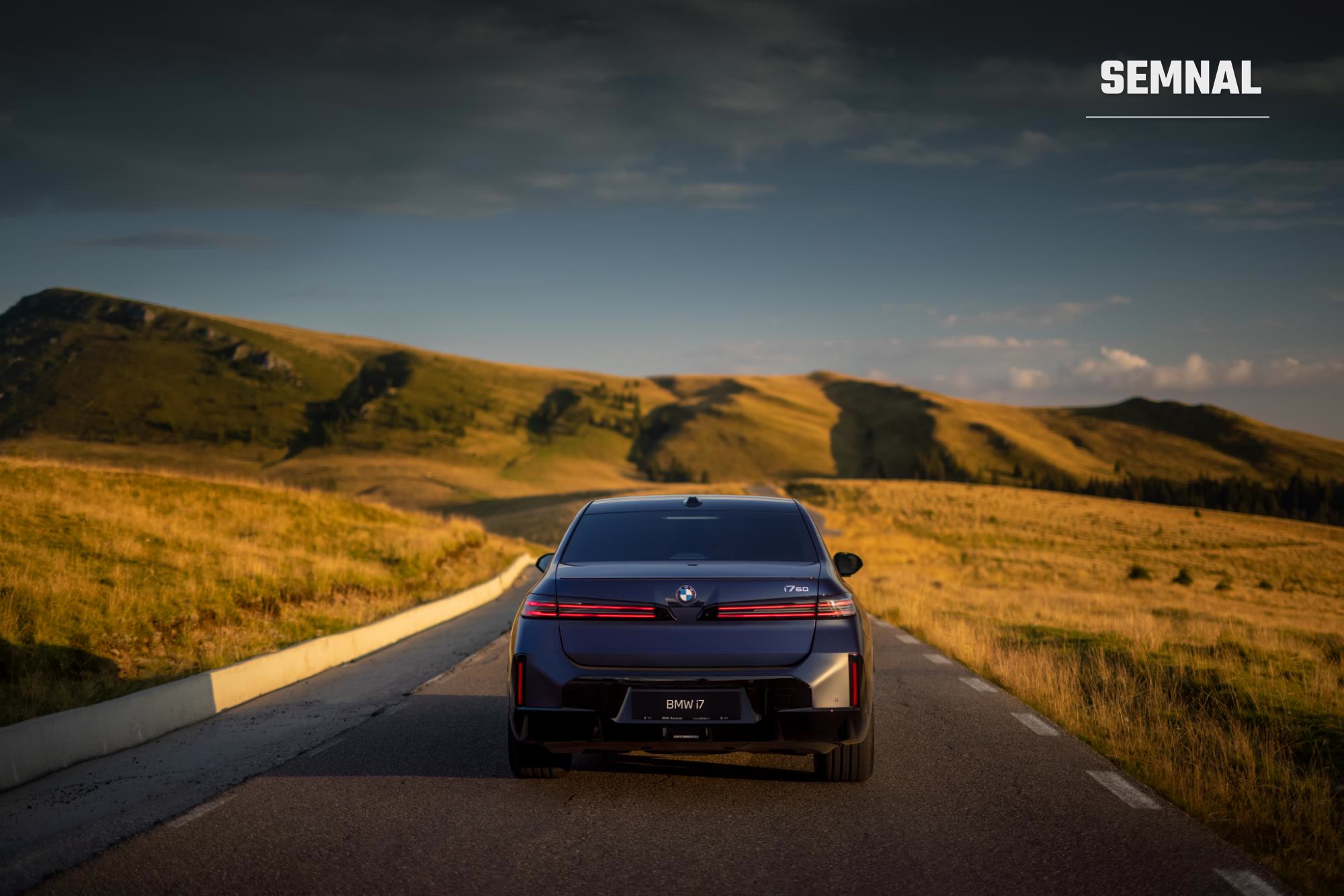 BMW i7 60, versiunea complet electrică, văzută din spate