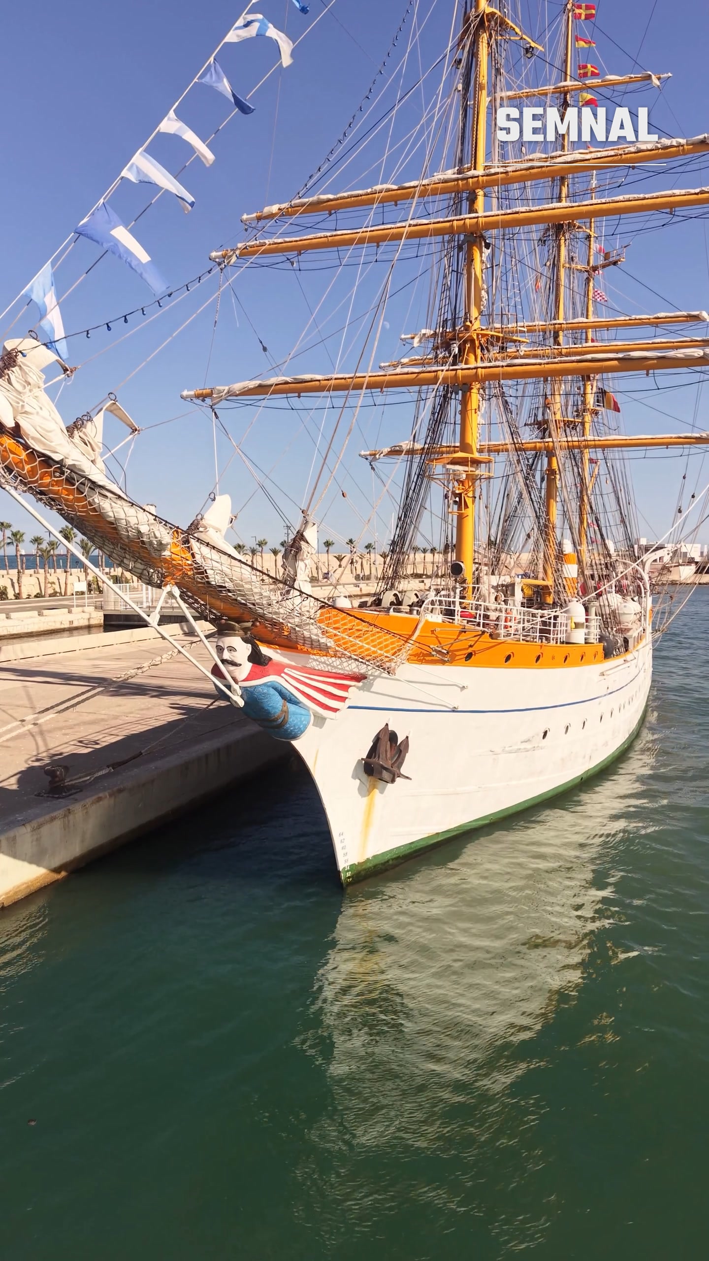 Prova și velatura navei-școală, văzute de pe cheiul din Málaga
