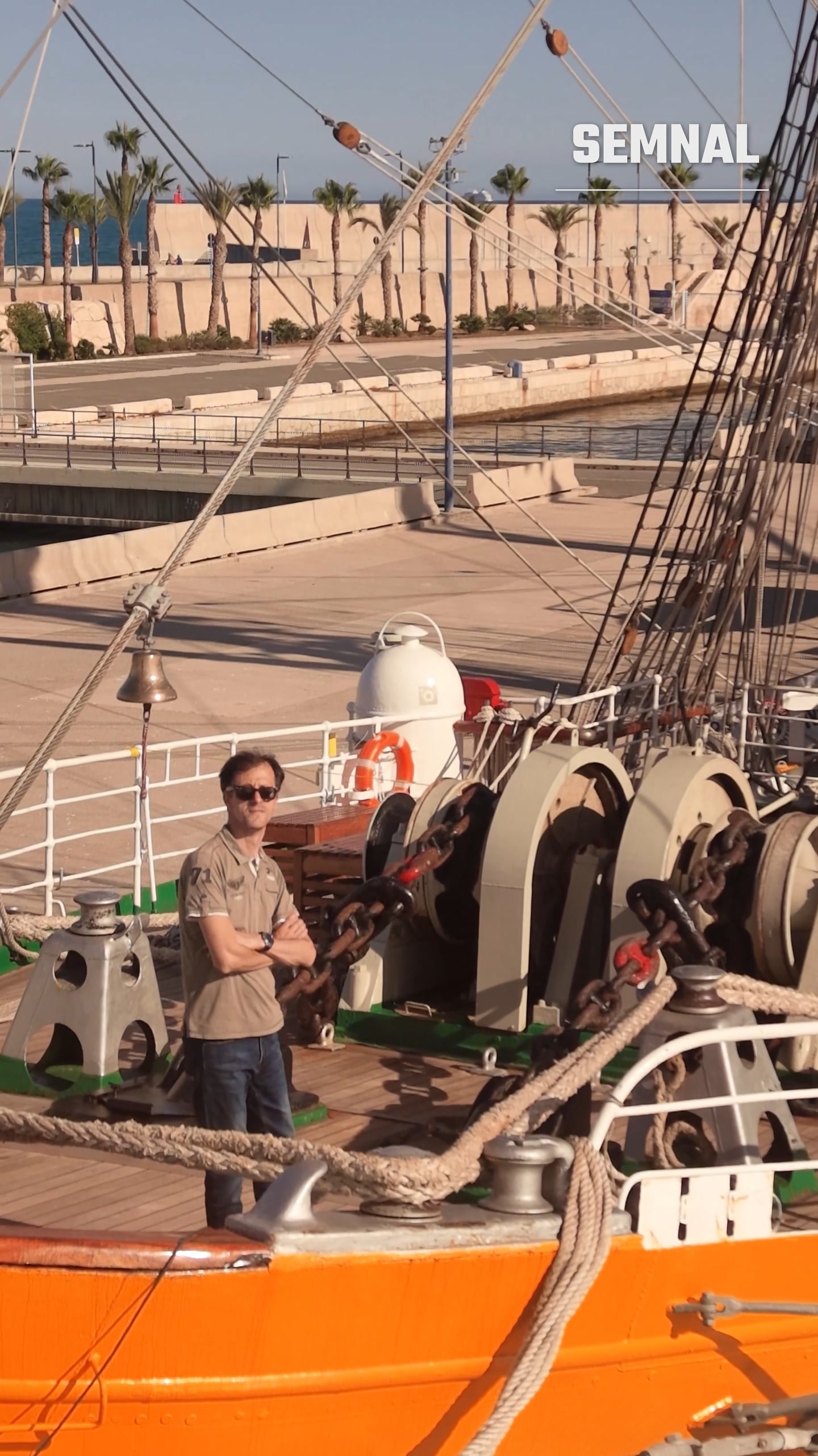 Alin Radu, la bordul navei-școală „Mircea", pe puntea prova, în escala de la Málaga