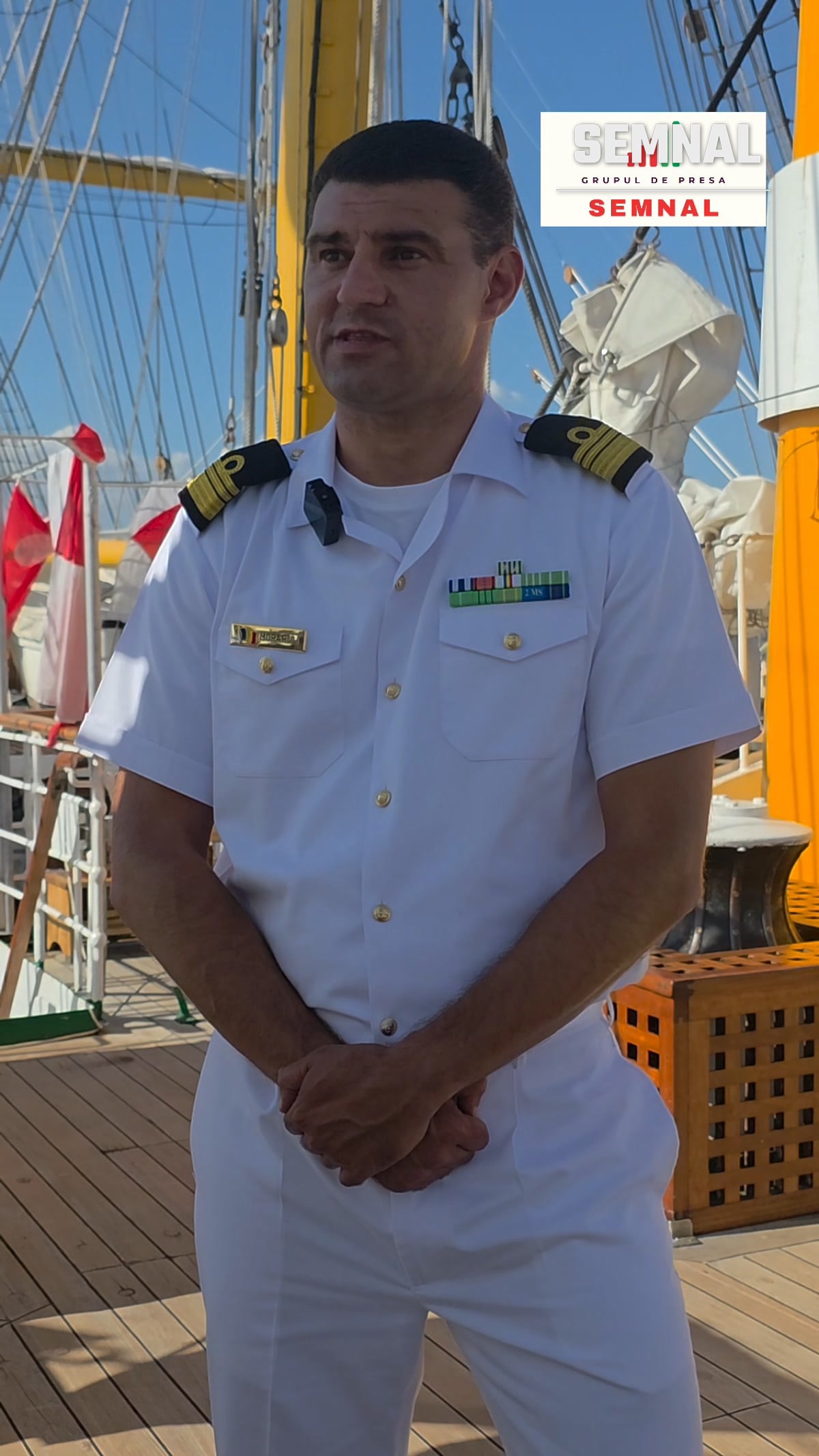 Căpitan-comandorul Silviu Moraru, comandantul navei-școală „Mircea", pe puntea velierului, în escala de la Málaga