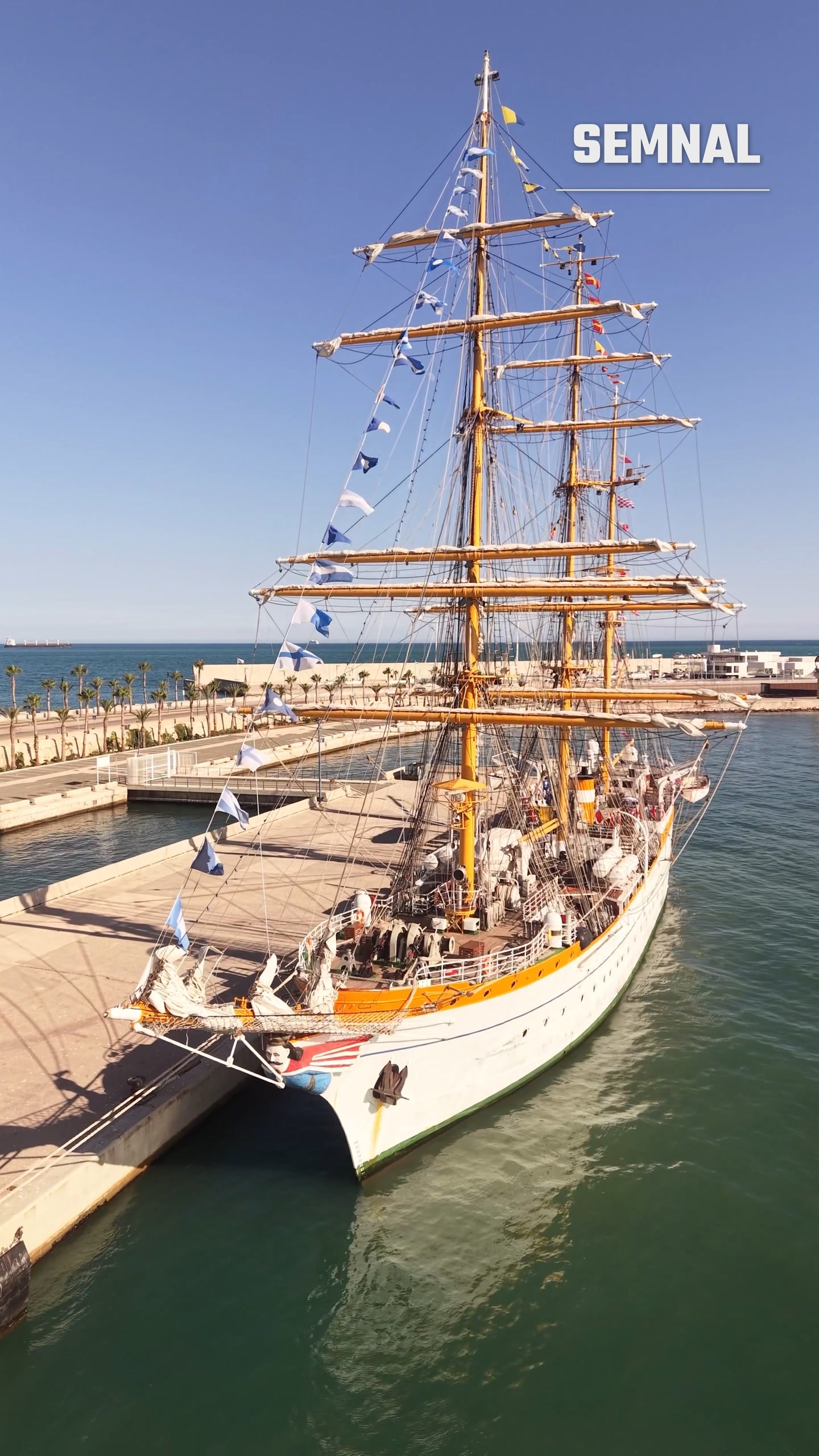 Nava-școală privită din prova, cu cele trei catarge și faleza din spate