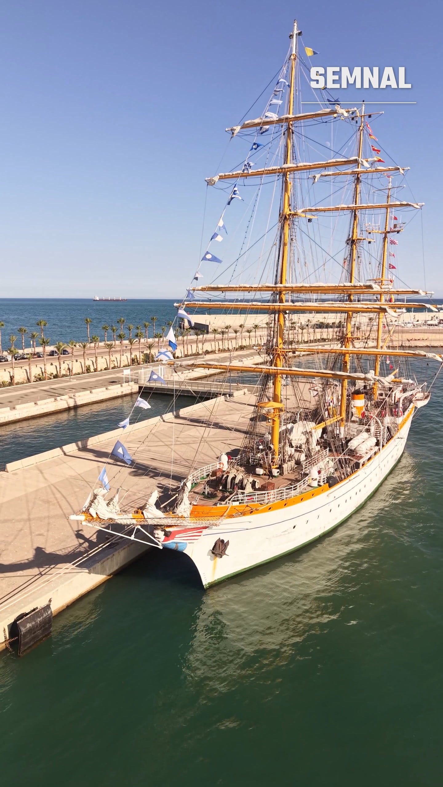Velierul acostat la Málaga, cu pavoazul întins pe toată lungimea navei