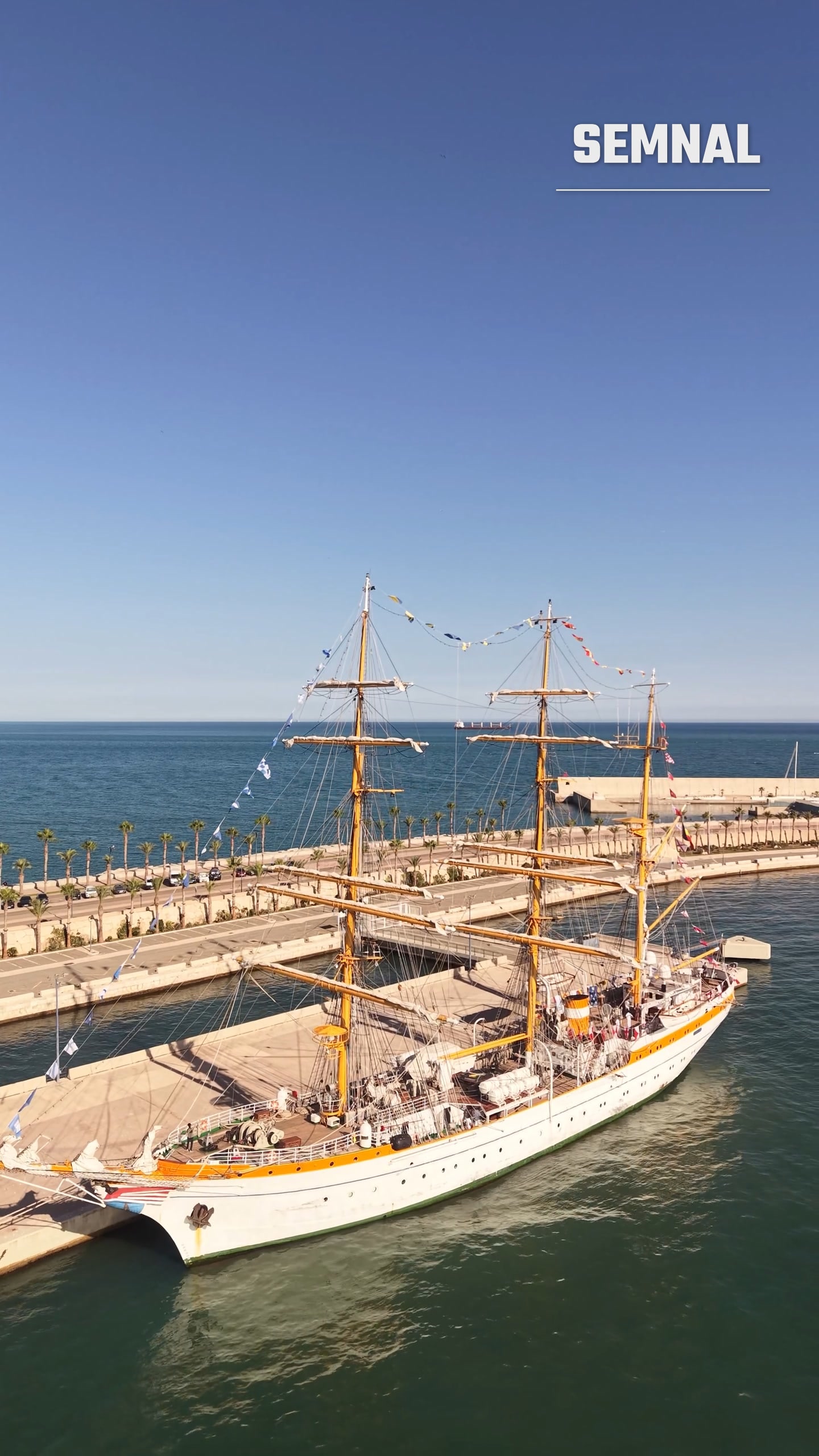 Nava-școală „Mircea" la dană, cu Marea Mediterană în fundal