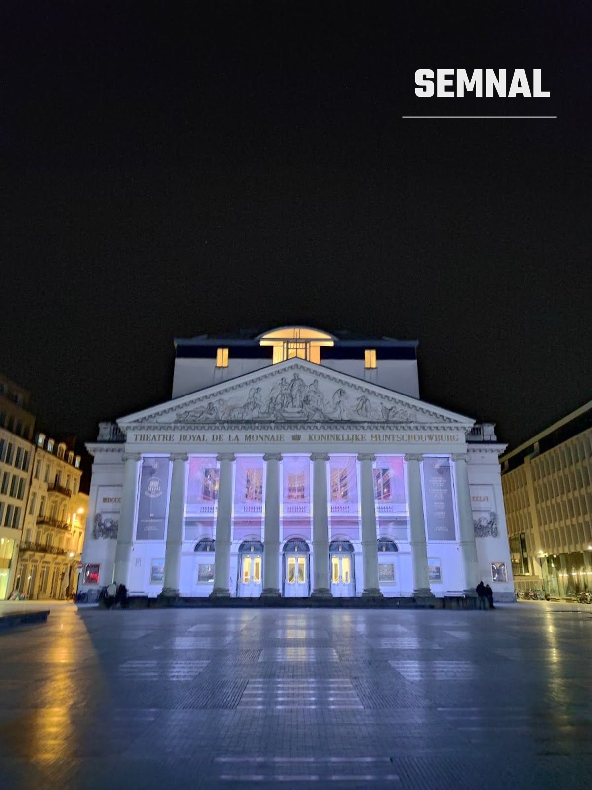 Fațada Teatrului Regal de la Monnaie, iluminată seara