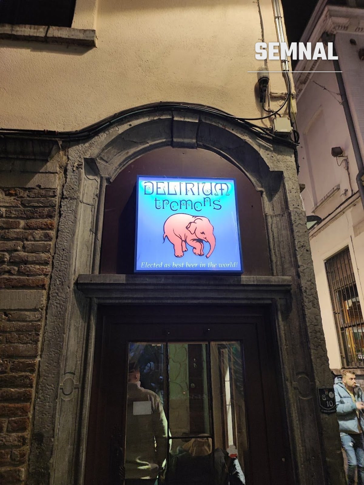 Firma Delirium Tremens la intrarea în zona barurilor