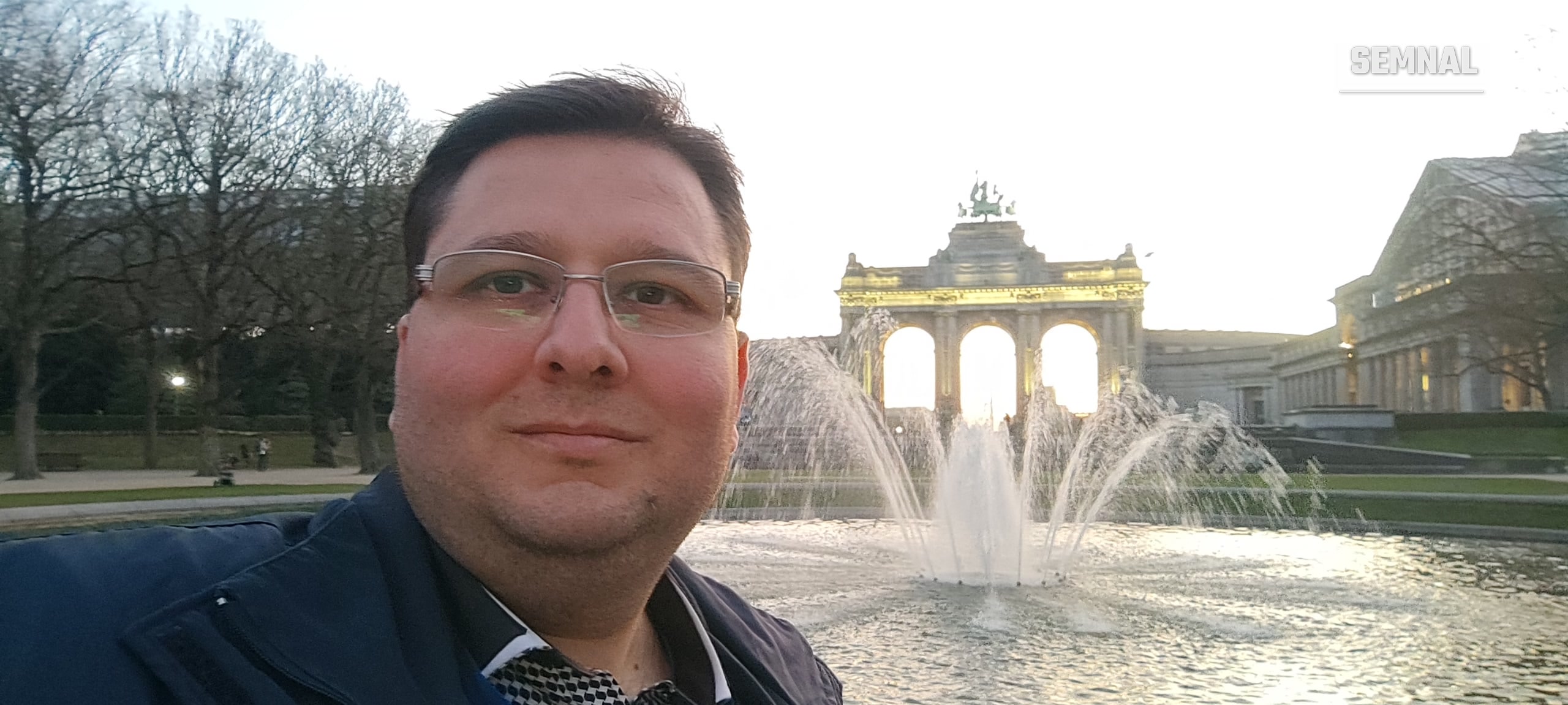 Lucian Dinu la fântâna din fața Arcului de Triumf din Cinquantenaire
