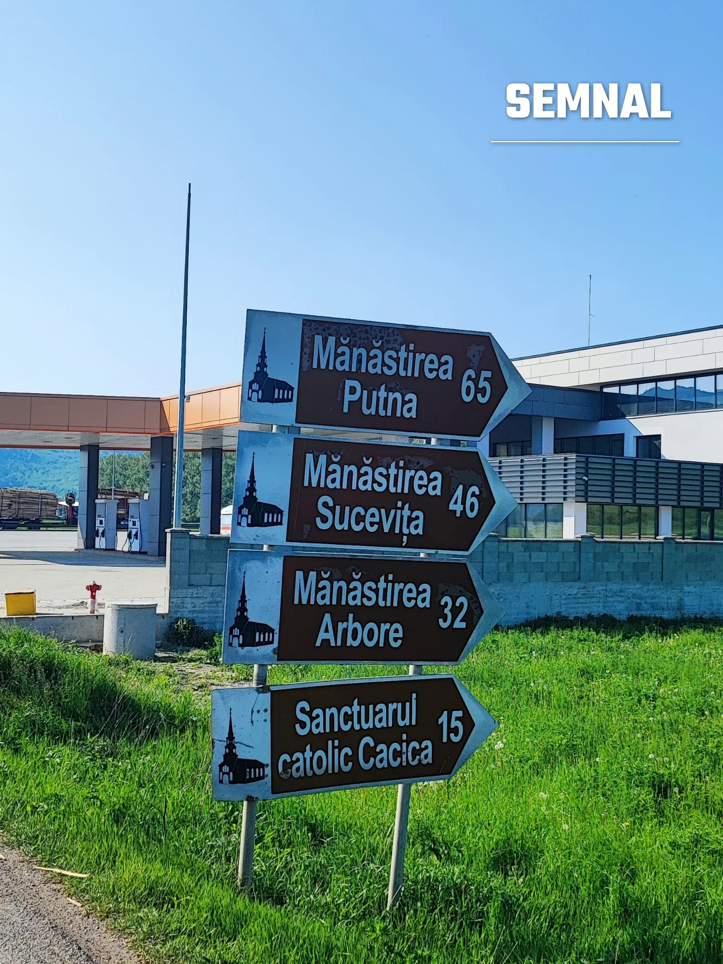 Indicator rutier cu distanțele către mănăstirile Putna, Sucevița, Arbore și sanctuarul catolic de la Cacica