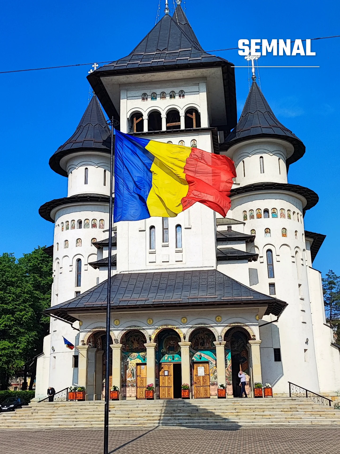 Lăcaș de cult cu turle negre și pictură exterioară, întâlnit pe traseul spre Bucovina