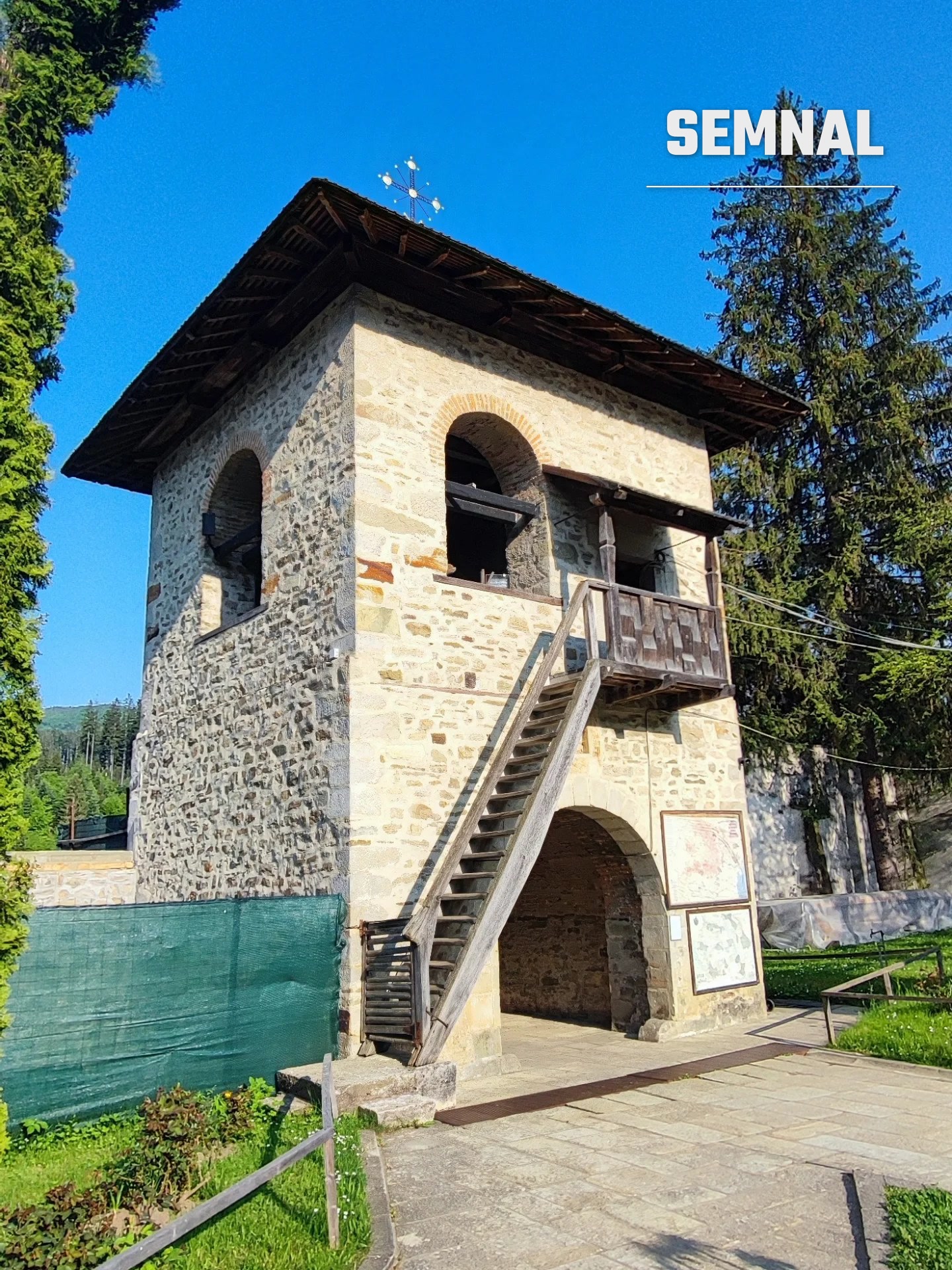 Turnul-clopotniță din piatră, cu scară de lemn spre balconul de veghe