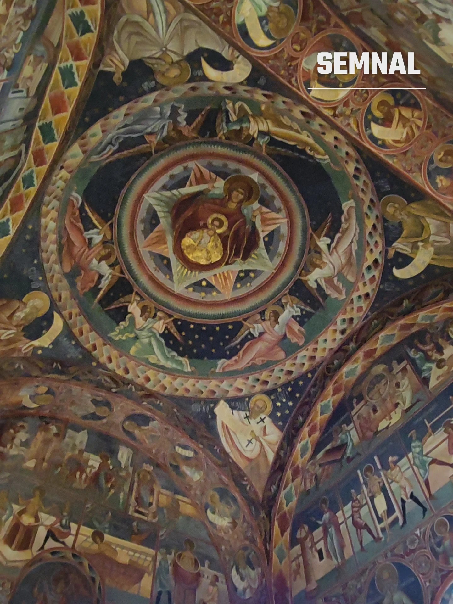 Pictură murală interioară cu Maica Domnului și Pruncul, înconjurată de îngeri