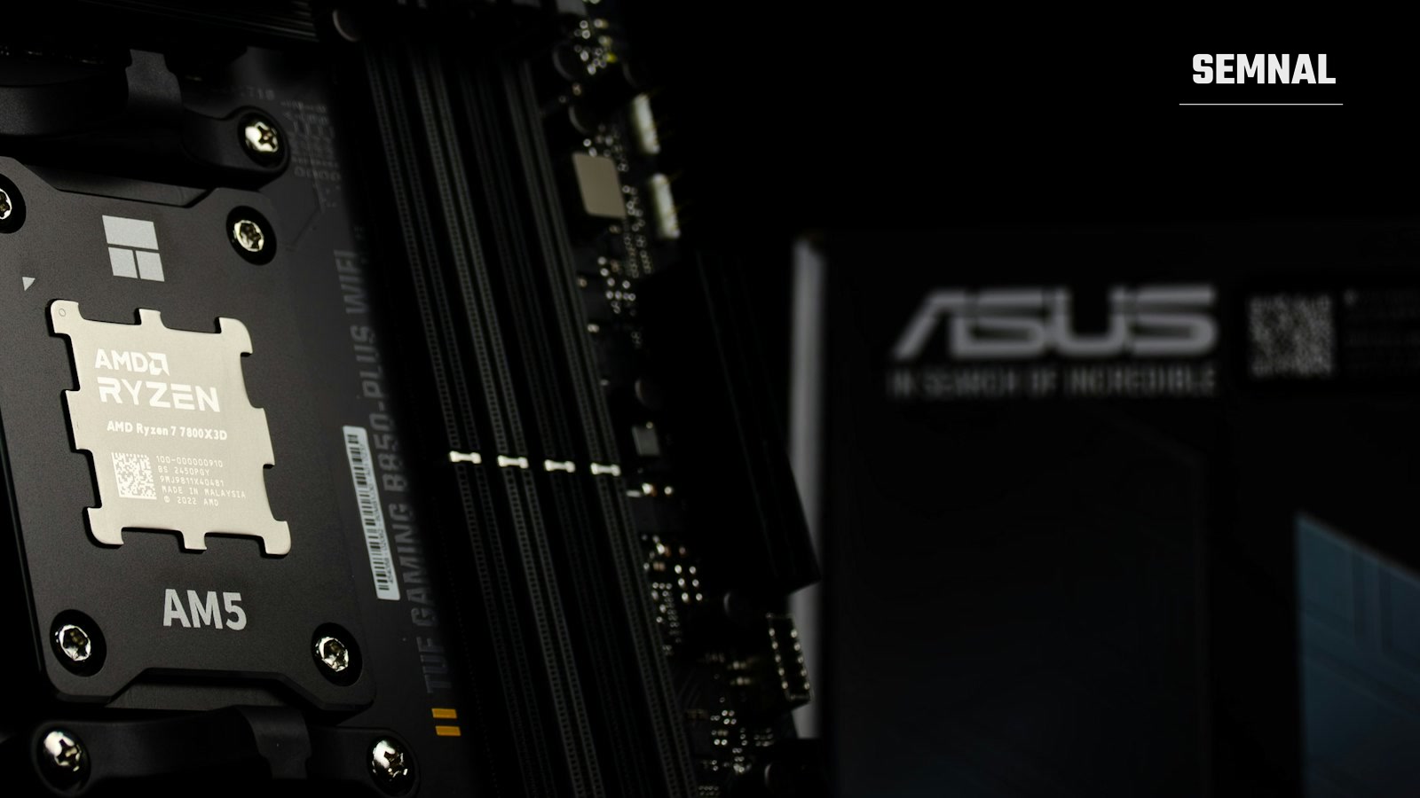 Procesor AMD Ryzen instalat pe o placă de bază Asus, fotografiat de sus, cu radiatorul demontat și pinii vizibili