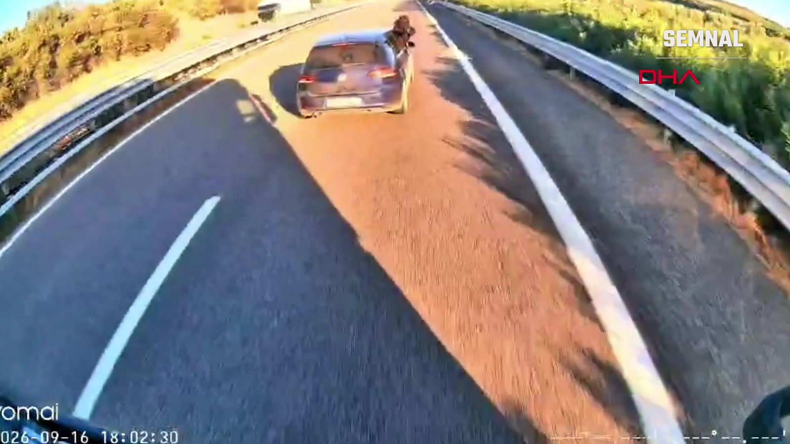 Autoturismul atacatorilor blochează banda din fața camionului, pe autostrada A14