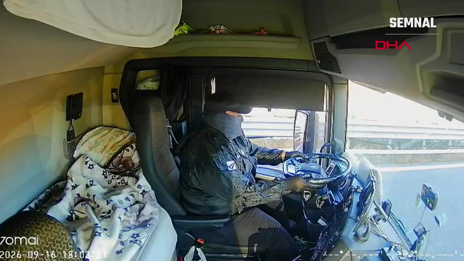Un bărbat mascat la volanul camionului, după ce șoferul a fost dat jos