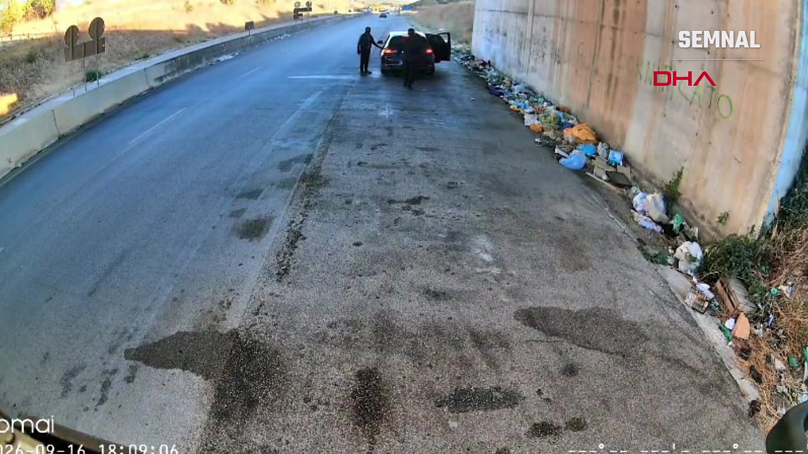 Camionul, oprit pe o bretea laterală, sub un pasaj rutier, unde a fost abandonat