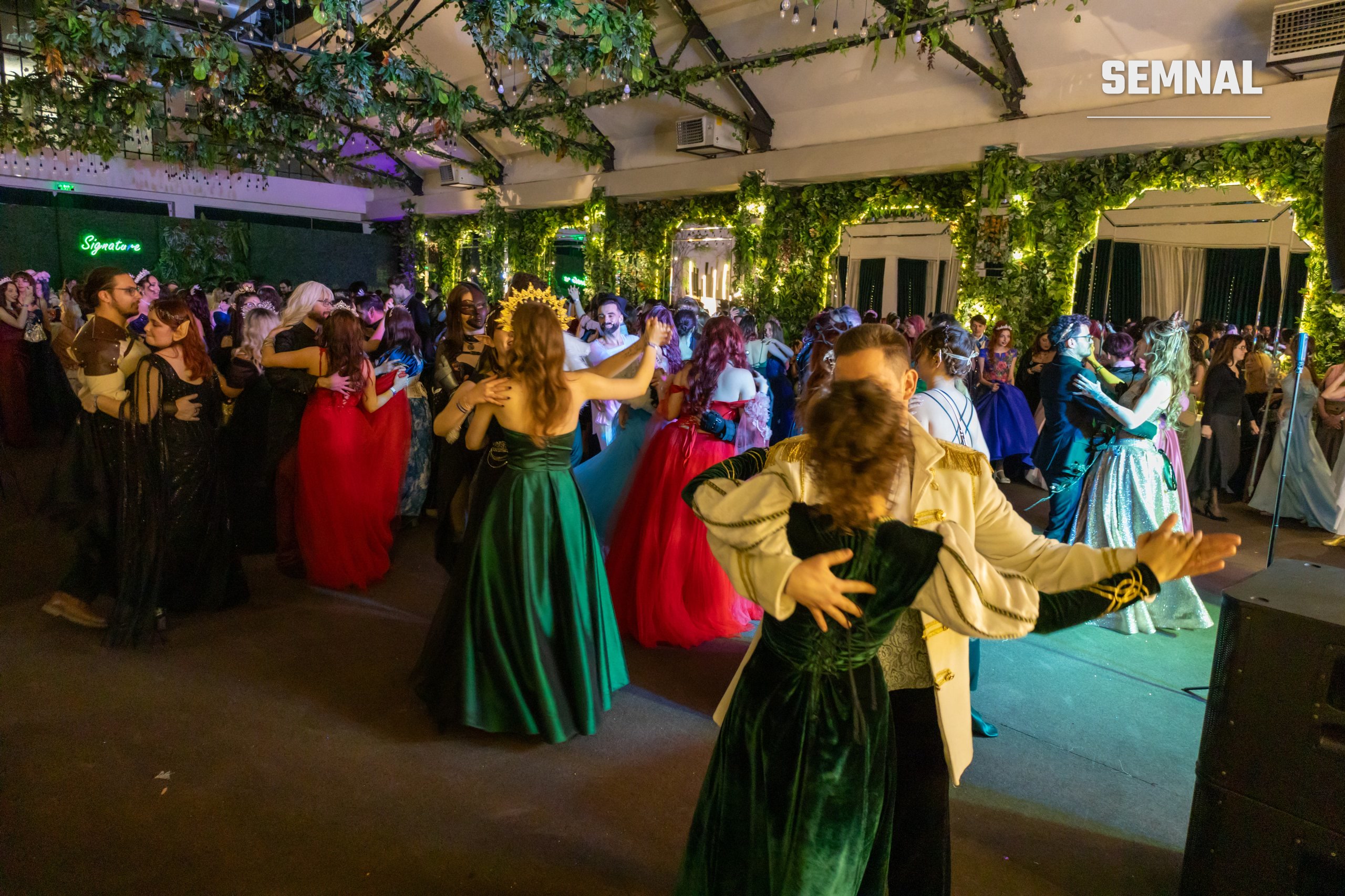 Invitați dansează în costume fantasy la balul organizat de Hexbound Events la Palatul Bragadiru